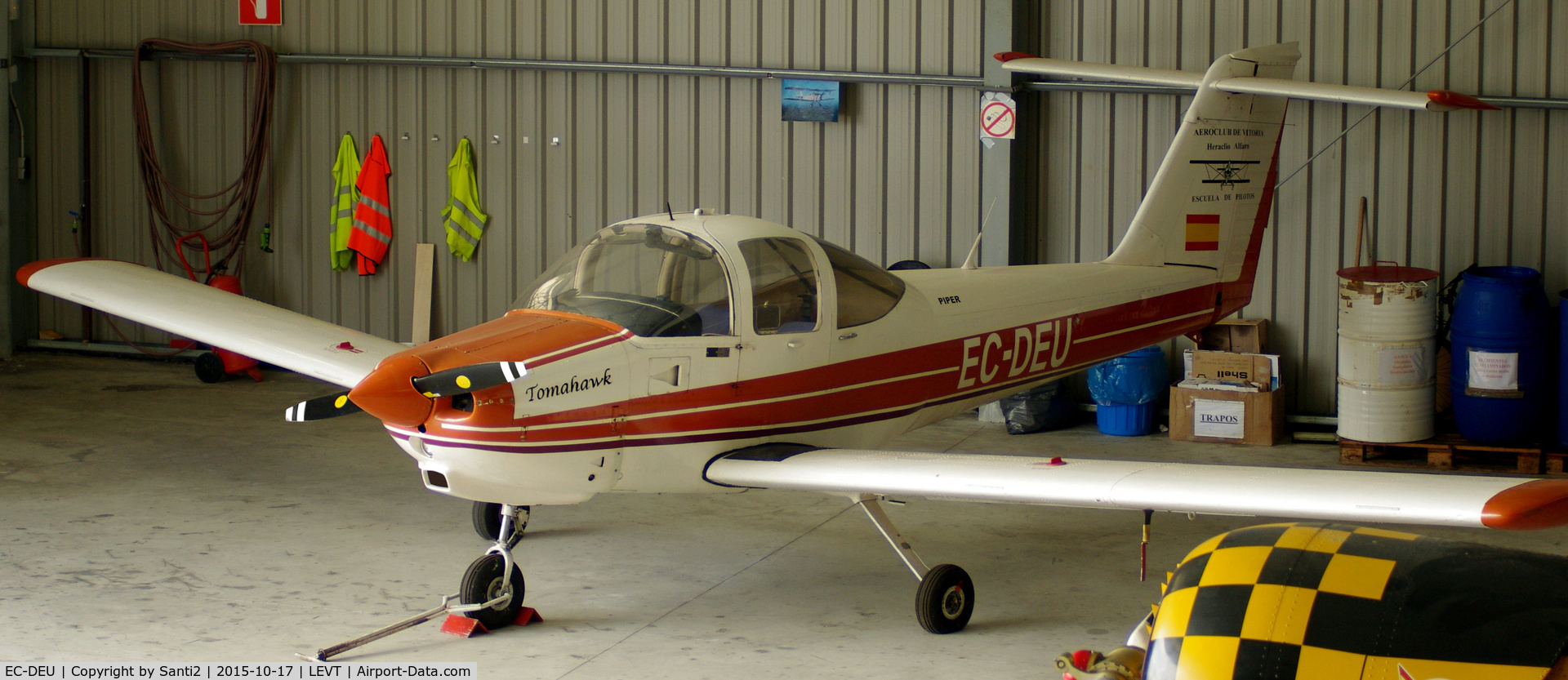 EC-DEU, Piper PA-38-112 Tomahawk Tomahawk C/N 38-78A0589, In the hangar of the Aero Club de Vitoria.