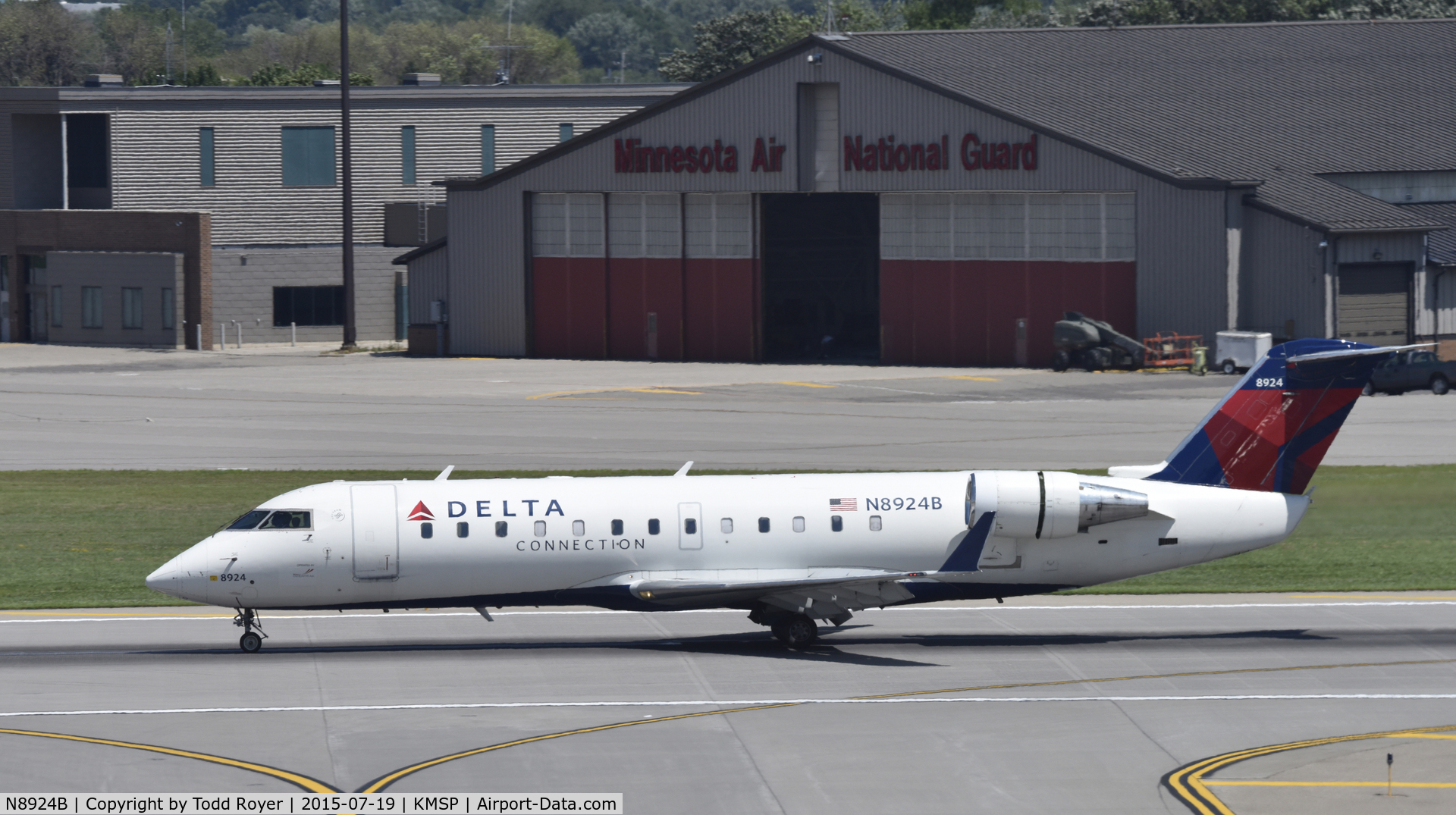 N8924B, 2004 Bombardier CRJ-200 (CL-600-2B19) C/N 7924, Arriving at MSP