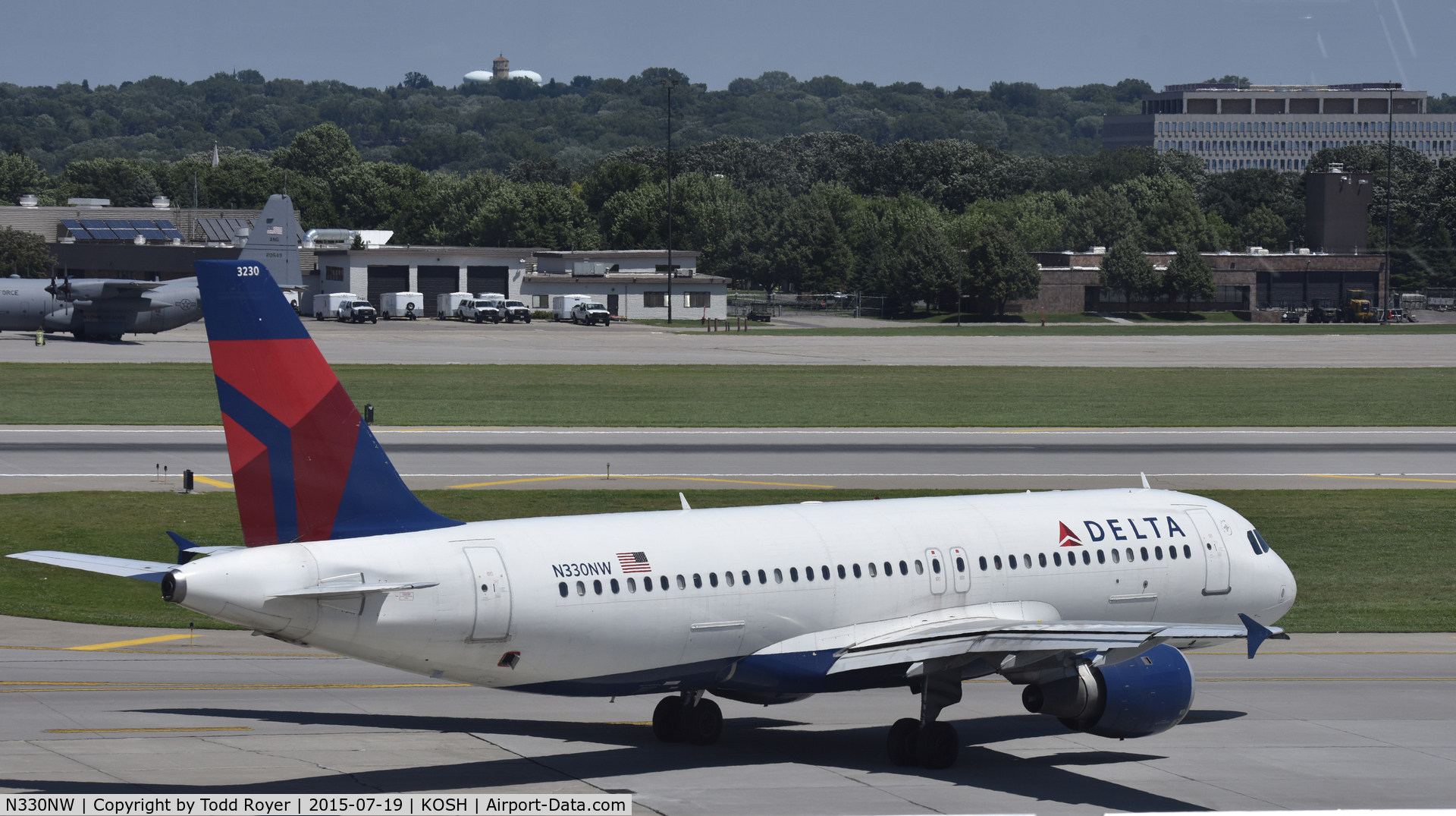 N330NW, 1992 Airbus A320-211 C/N 307, Airventure 2015