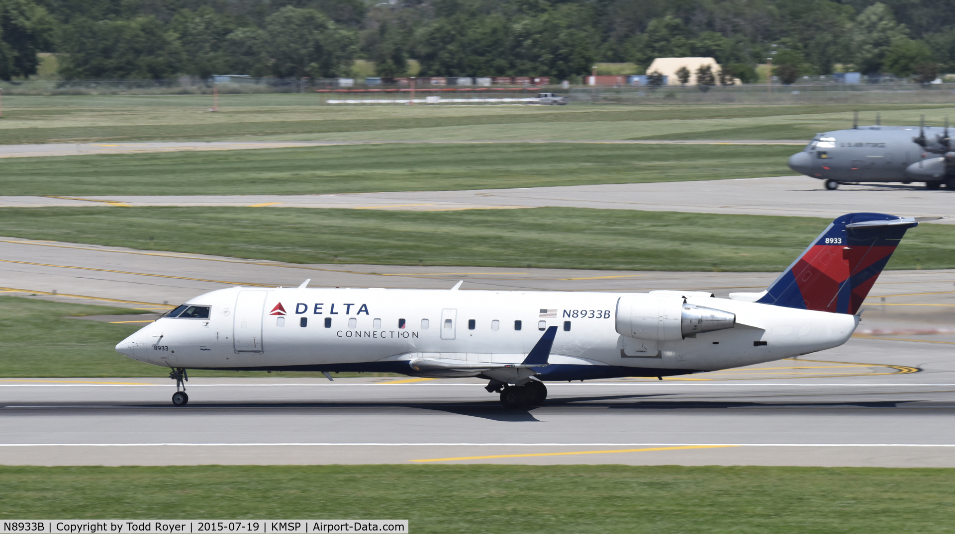 N8933B, 2004 Bombardier CRJ-200 (CL-600-2B19) C/N 7933, Departing MSP