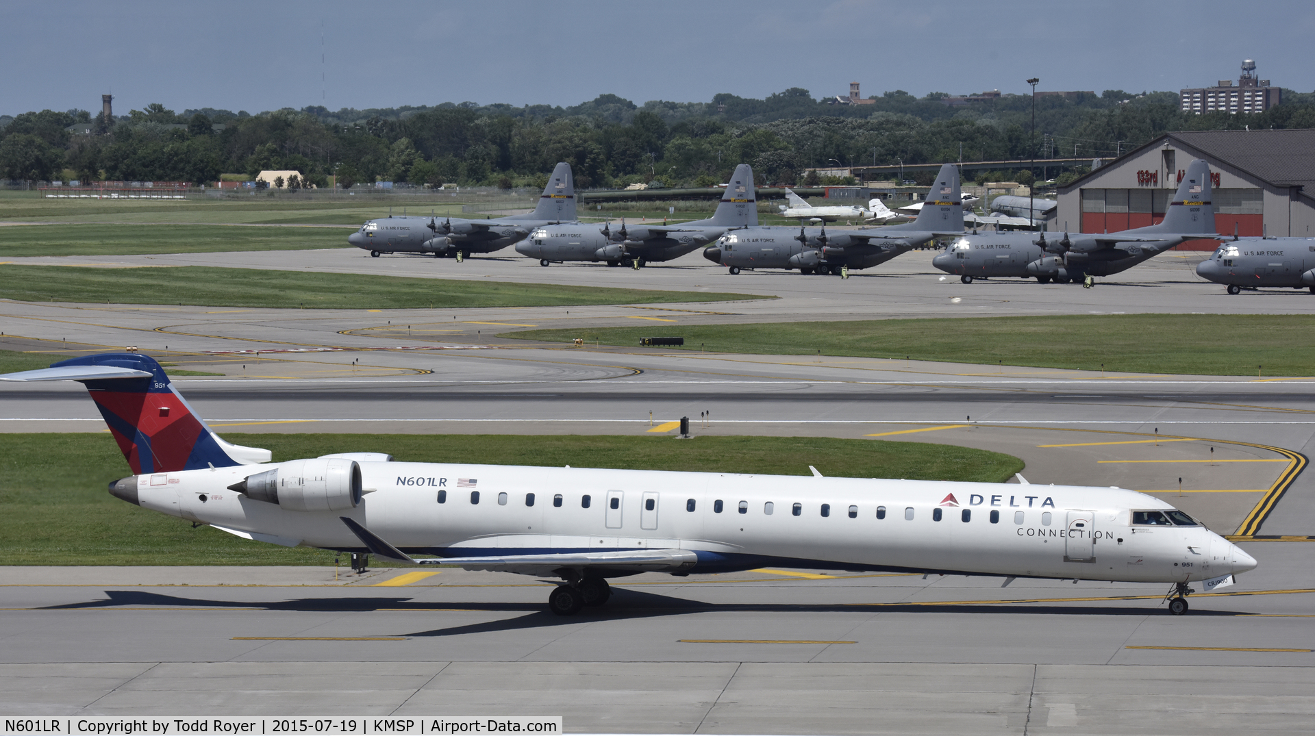 N601LR, 2007 Bombardier CRJ-900ER (CL-600-2D24) C/N 15145, Taxiing at MSP