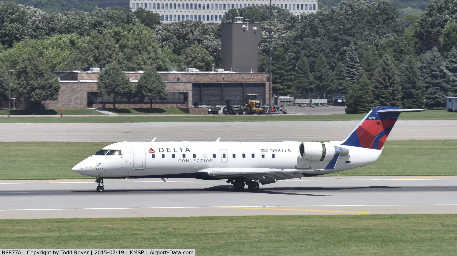 N8877A, 2003 Bombardier CRJ-440 (CL-600-2B19) C/N 7877, Arriving at MSP