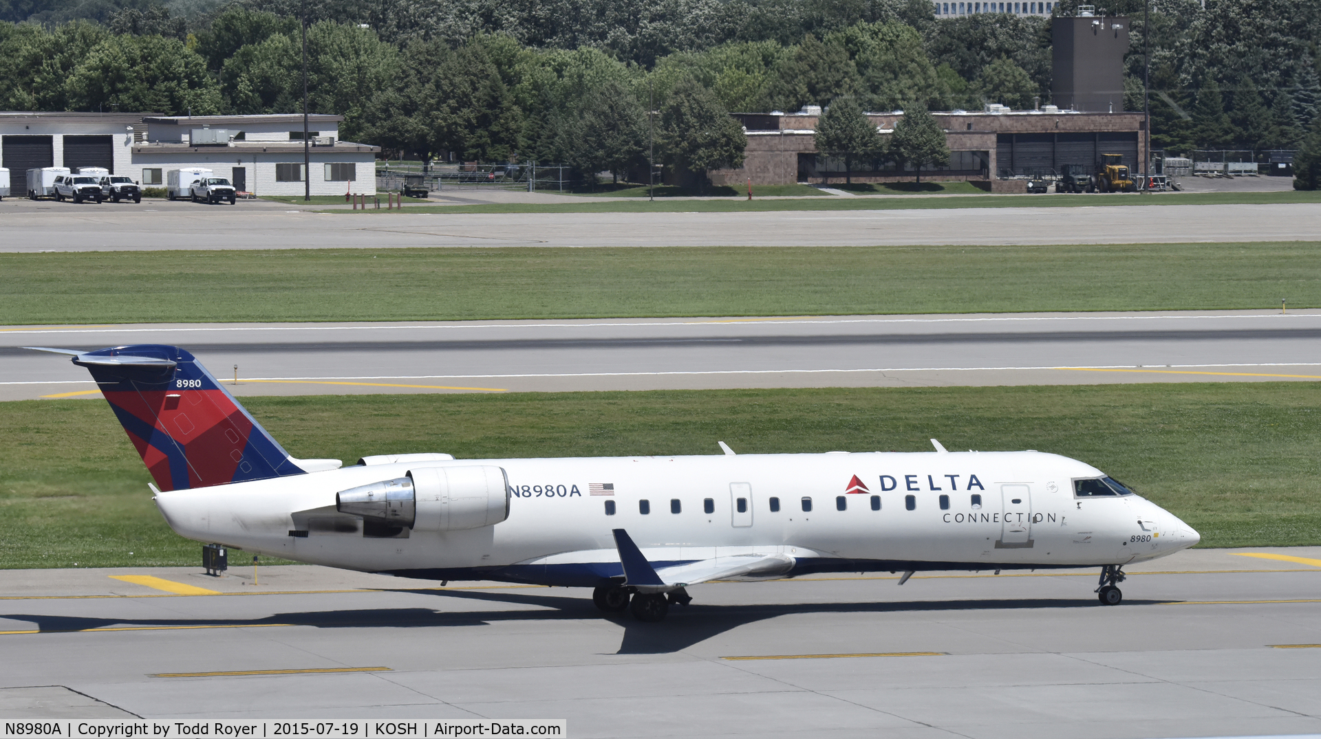 N8980A, 2004 Bombardier CRJ-200 (CL-600-2B19) C/N 7980, Taxiing at MSP