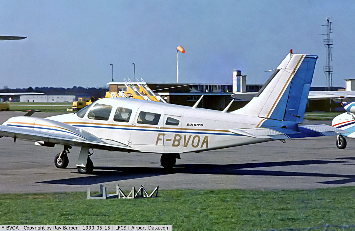 F-BVOA, Piper PA-34-200 C/N 347450132, Piper PA-34-200 Seneca  [34-7450132] Bordeaux-Leognan-Saucats~F 15/05/1990. From a slide.