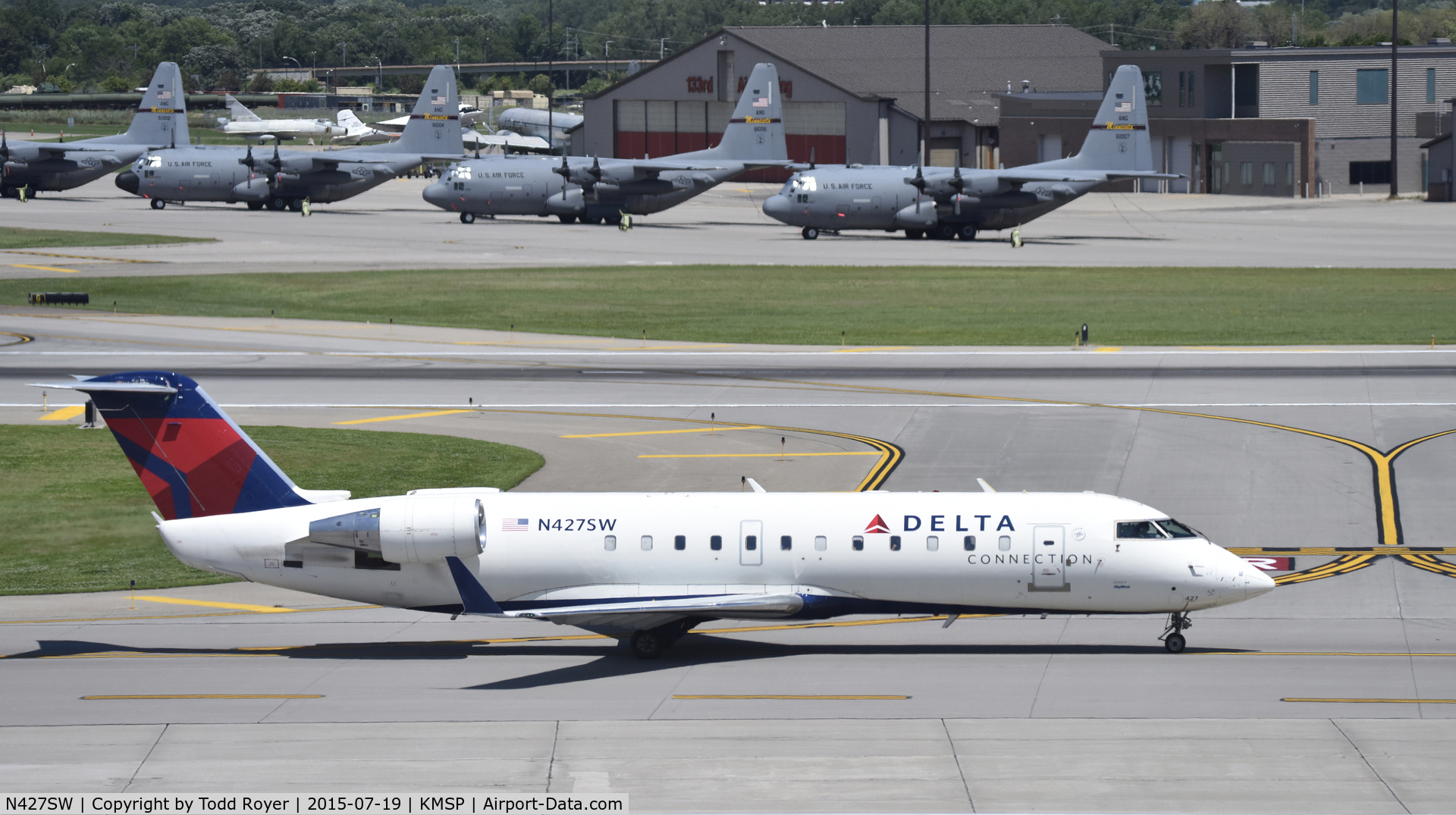 N427SW, 2001 Bombardier CRJ-200LR (CL-600-2B19) C/N 7497, Taxiing at MSP