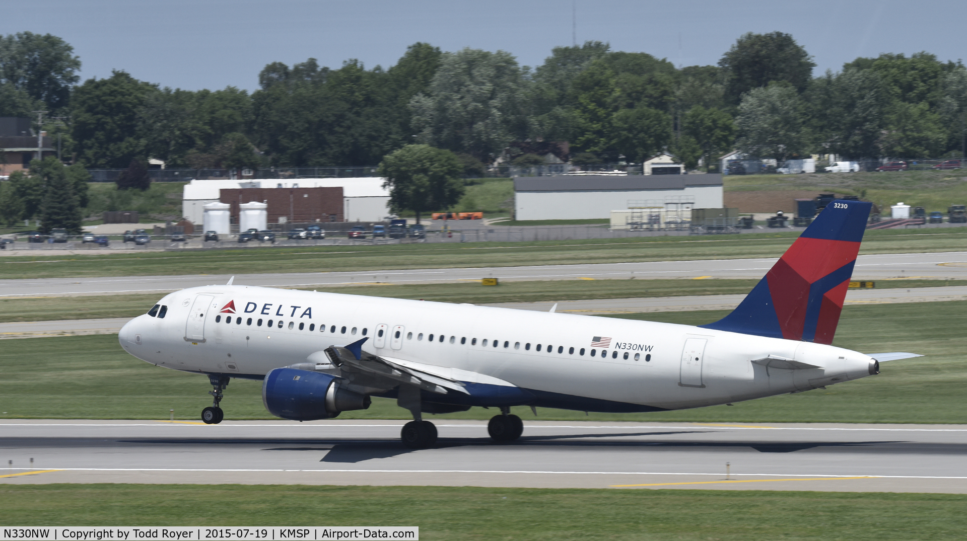 N330NW, 1992 Airbus A320-211 C/N 307, Departing MSP