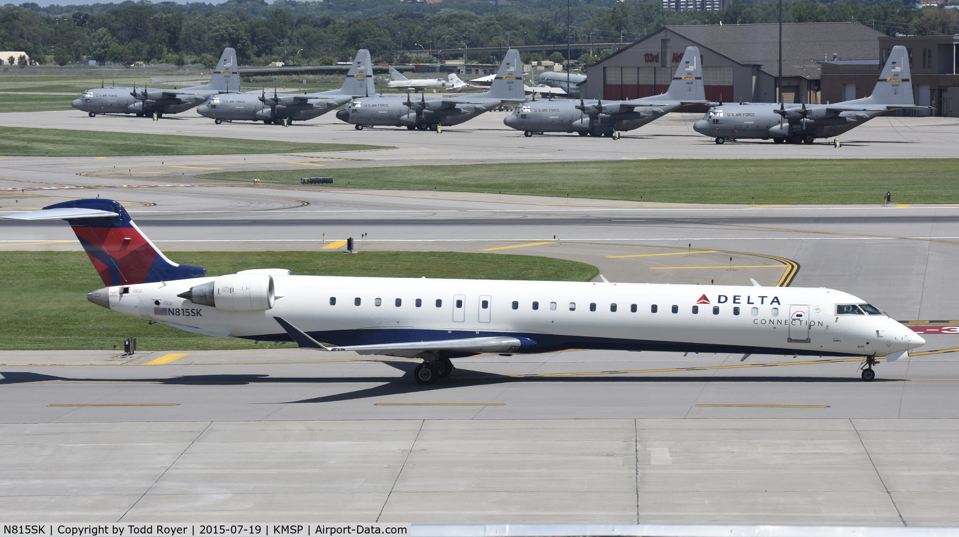 N815SK, 2006 Bombardier CRJ-900ER (CL-600-2D24) C/N 15101, Taxiing at MSP