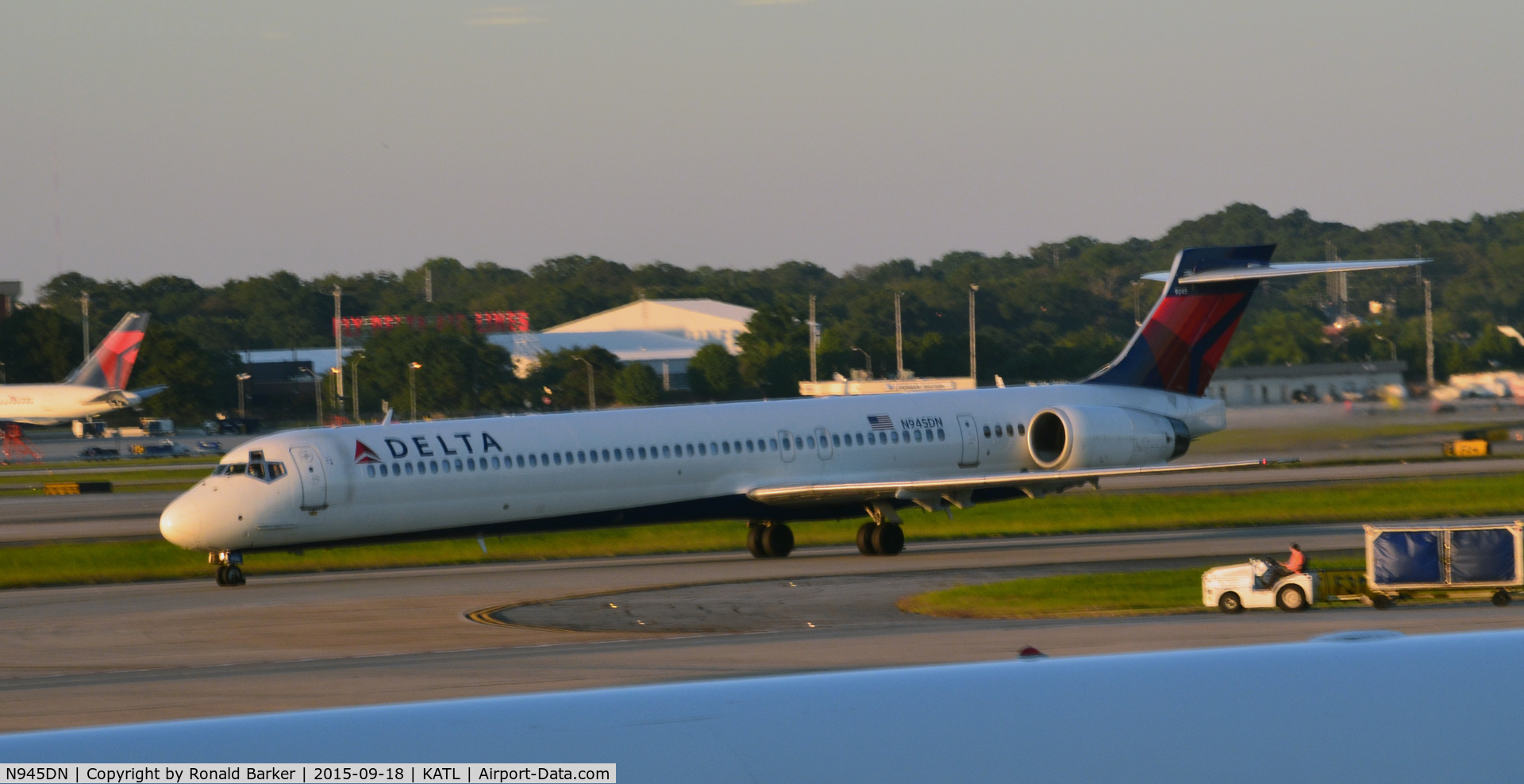 N945DN, 1998 McDonnell Douglas MD-90-30 C/N 53359, Taxi Atlanta