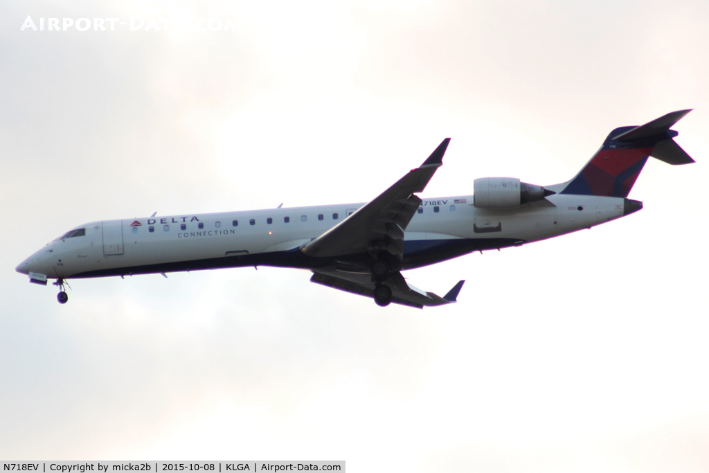 N718EV, 2003 Bombardier CRJ-701 (CL-600-2C10) Regional Jet C/N 10095, Landing