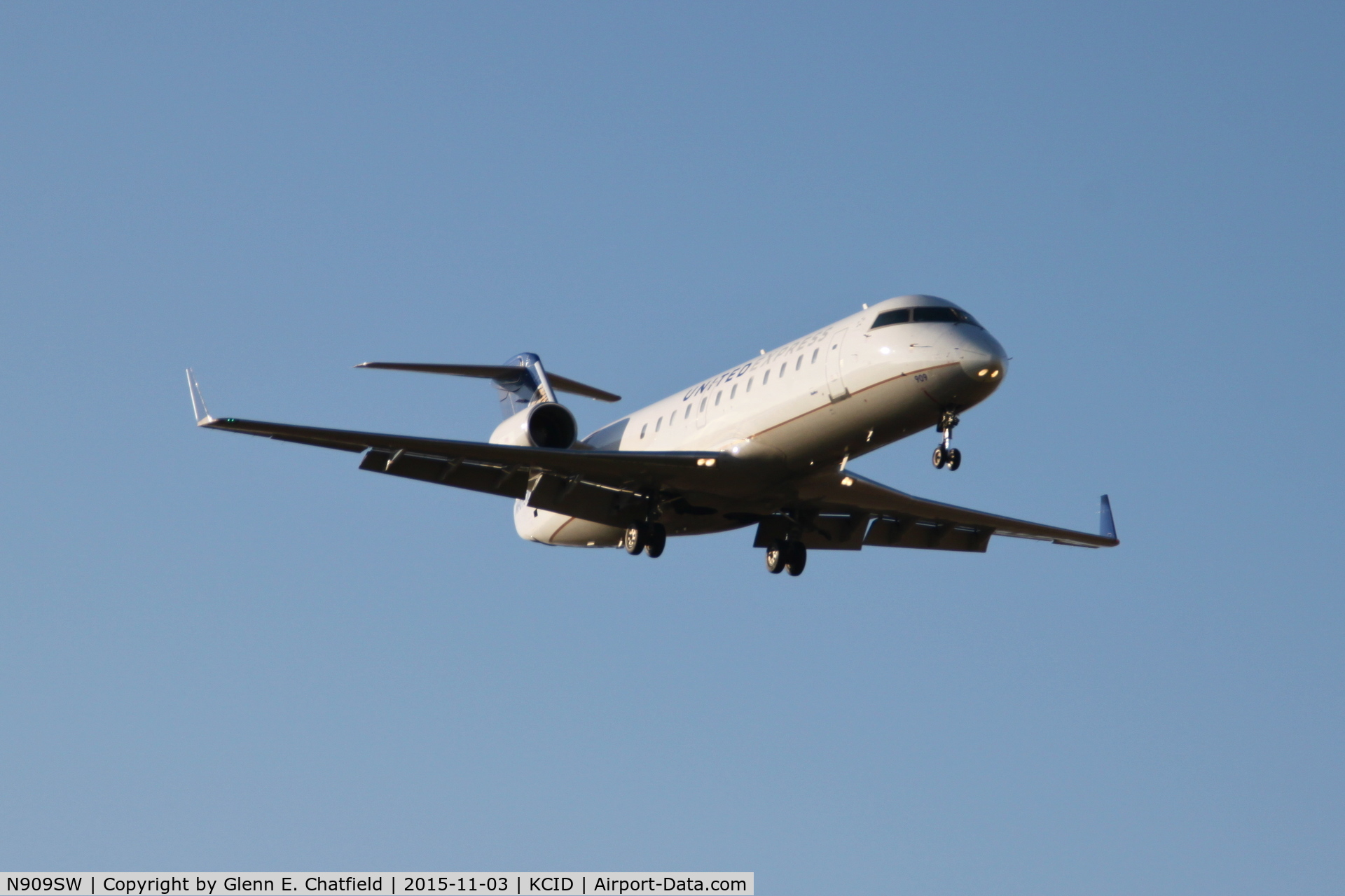 N909SW, 2001 Bombardier CRJ-200LR (CL-600-2B19) C/N 7558, Final approach to Runway 9