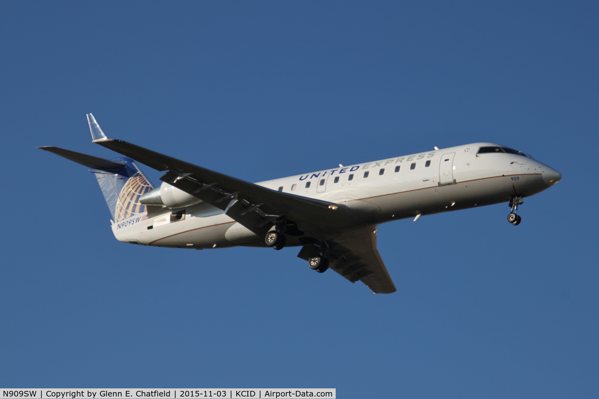 N909SW, 2001 Bombardier CRJ-200LR (CL-600-2B19) C/N 7558, On final approach to Runway 9
