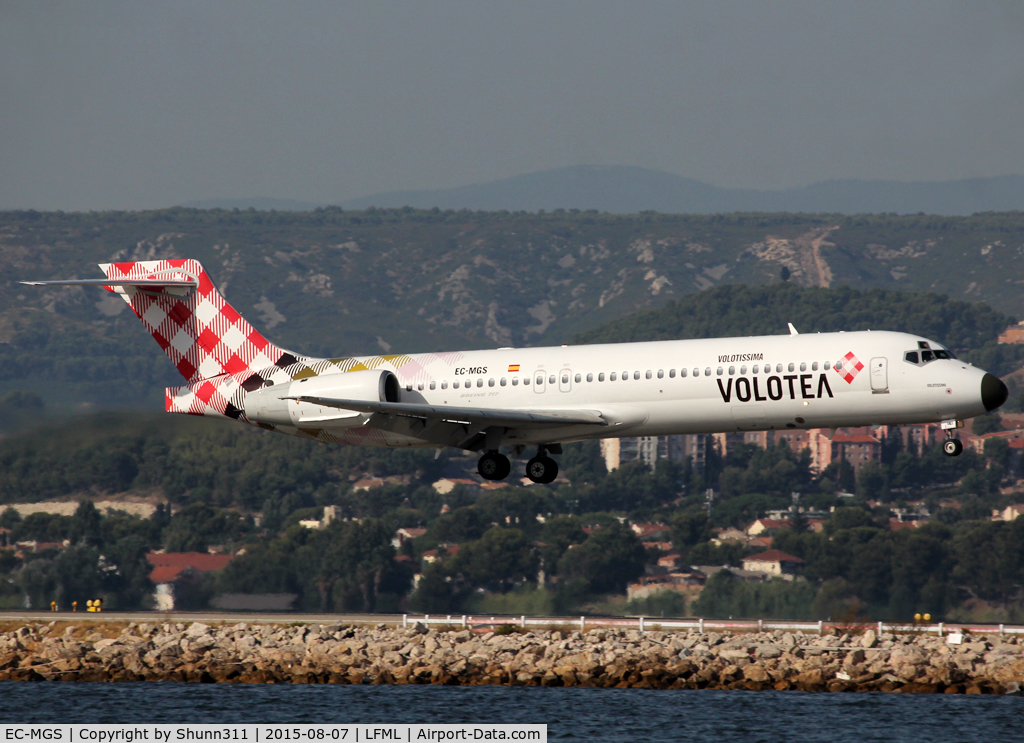 EC-MGS, 2000 Boeing 717-2CM C/N 55061, Landing rwy 31L with additional 'Volotissima' titles