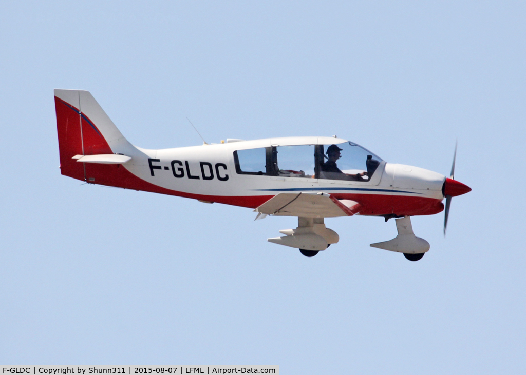 F-GLDC, Robin DR-400-120 C/N 2082, Landing rwy 31L in new c/s