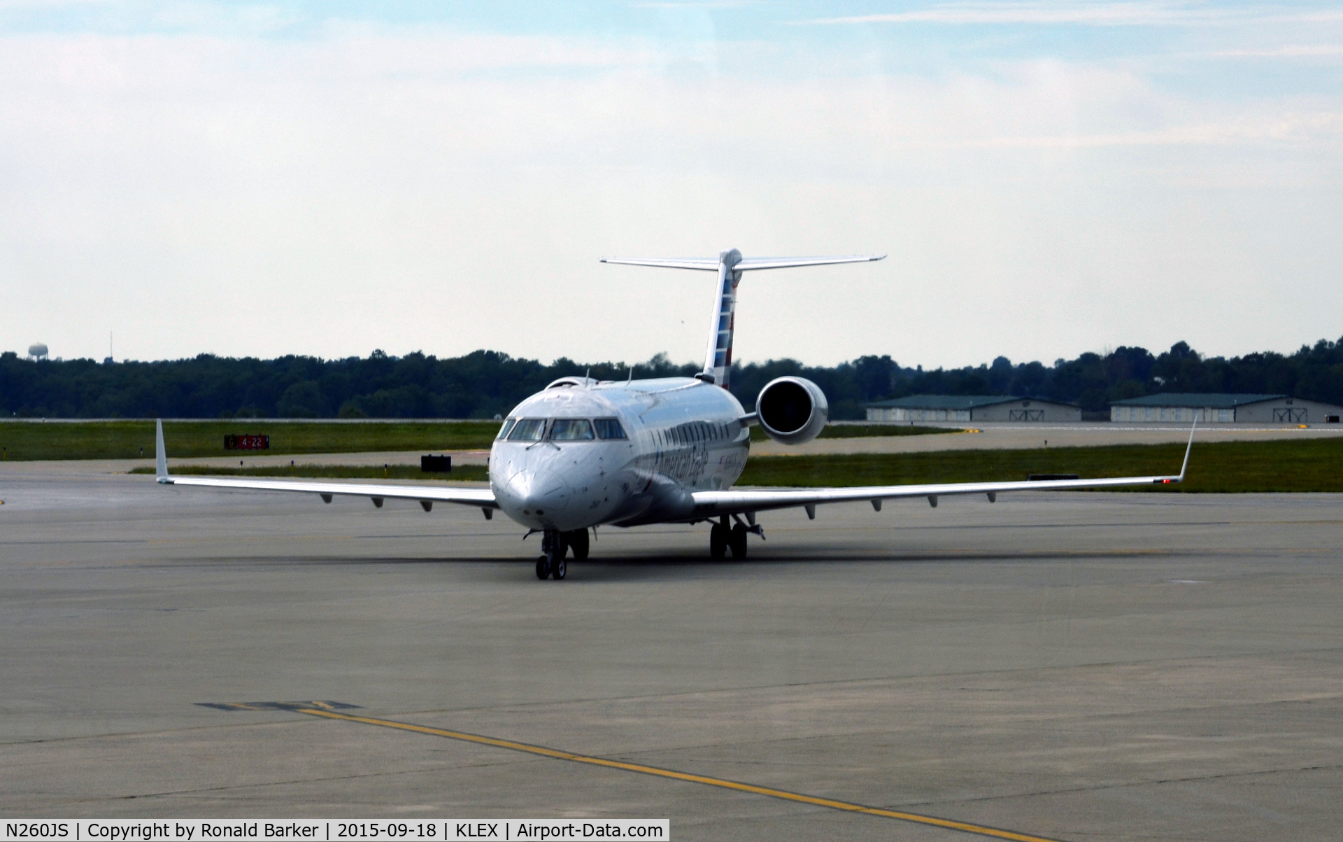N260JS, 2004 Bombardier CRJ-200ER (CL-600-2B19) C/N 7957, Taxi to park Lexington