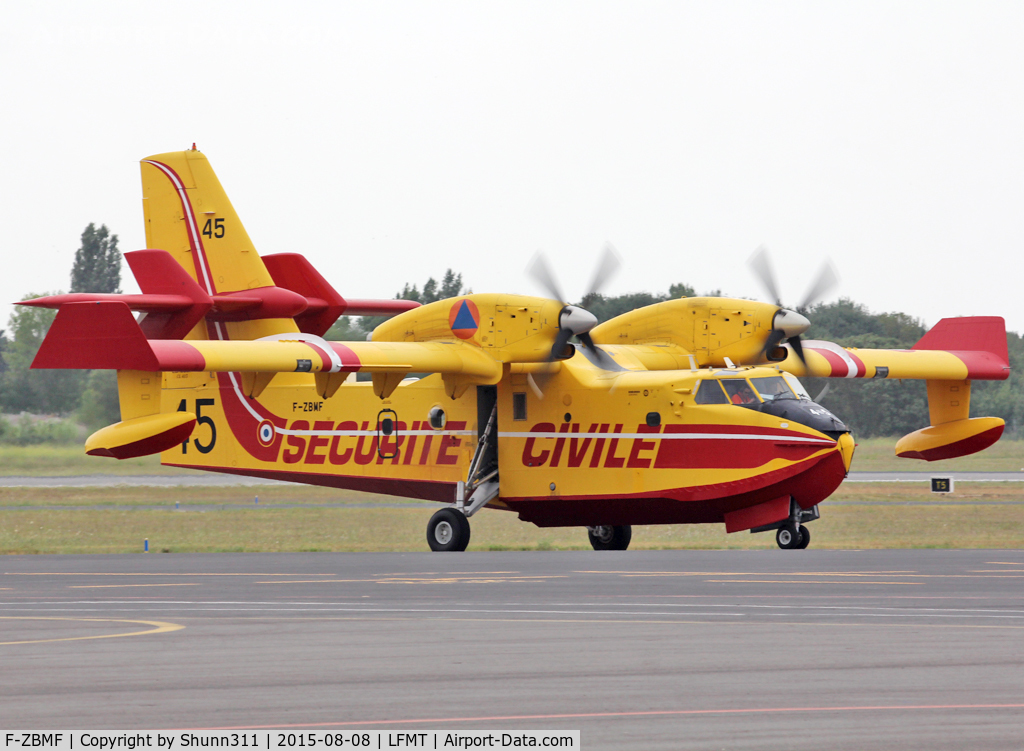 F-ZBMF, Canadair CL-215-6B11 CL-415 C/N 2045, Taxiing to the parking for refuelling...