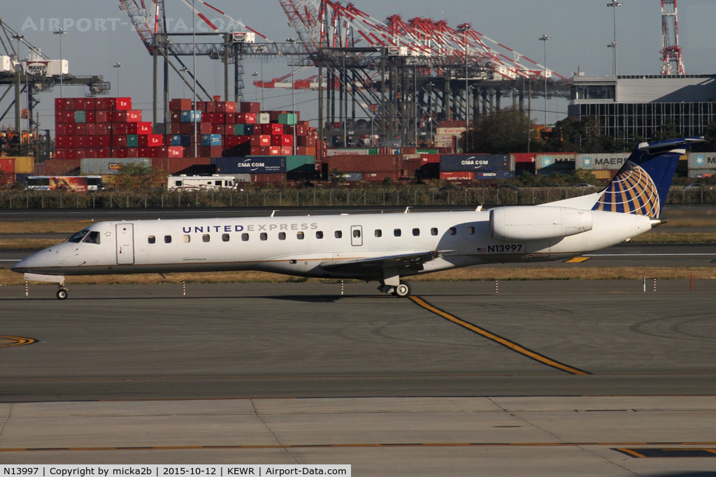 N13997, 2000 Embraer ERJ-145LR (EMB-145LR) C/N 145298, Taxiing