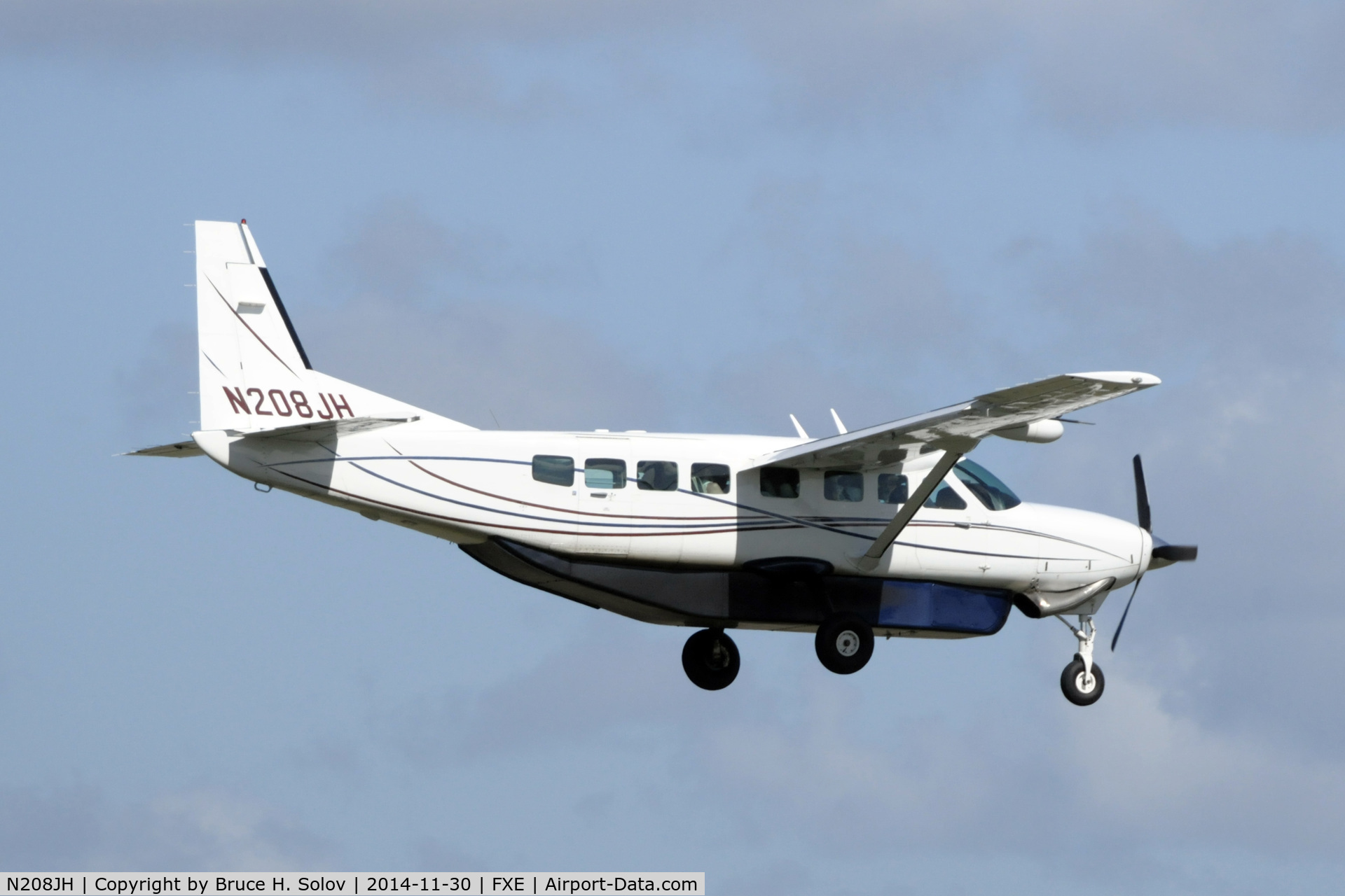 N208JH, 2005 Cessna 208B C/N 208B1144, on approach to FXE