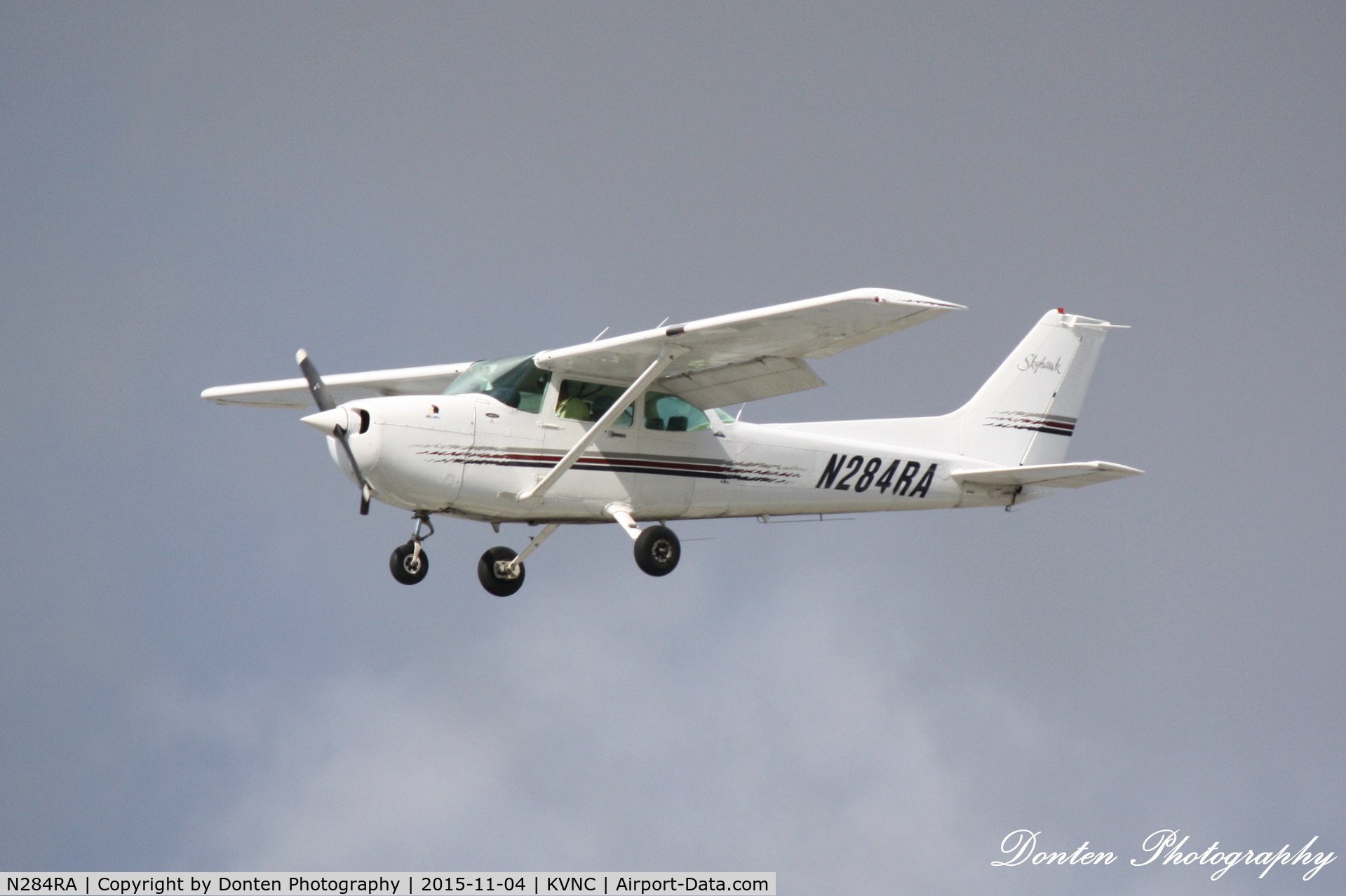 N284RA, 1984 Cessna 172P C/N 17276151, Cessna Skyhawk (N284RA) on approach to Venice Municipal Airport