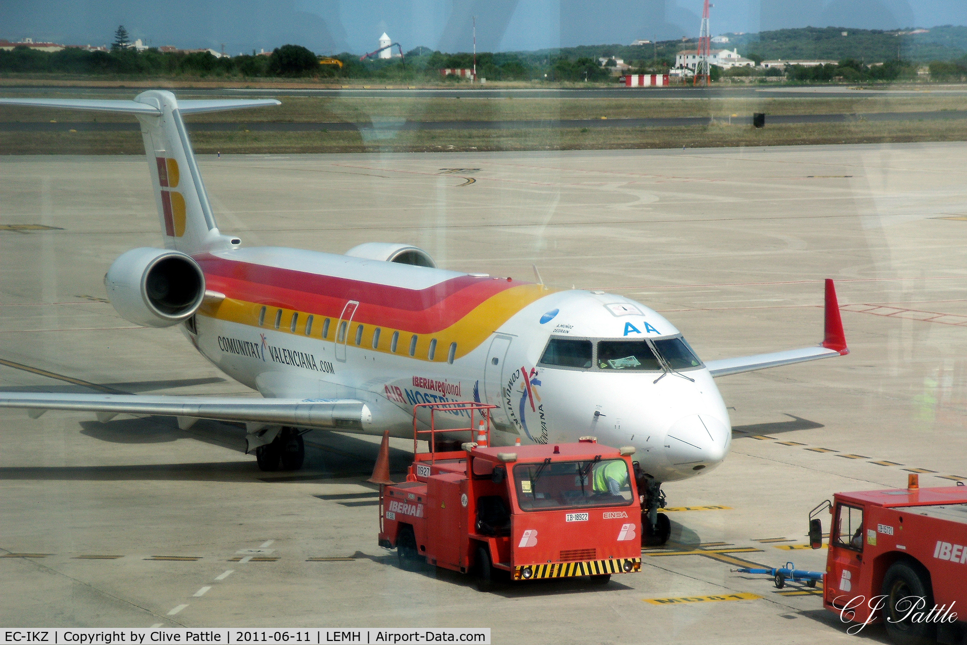 EC-IKZ, 2002 Bombardier CRJ-200ER (CL-600-2B19) C/N 7732, On the ramp at Mahon, Menorca LEMH