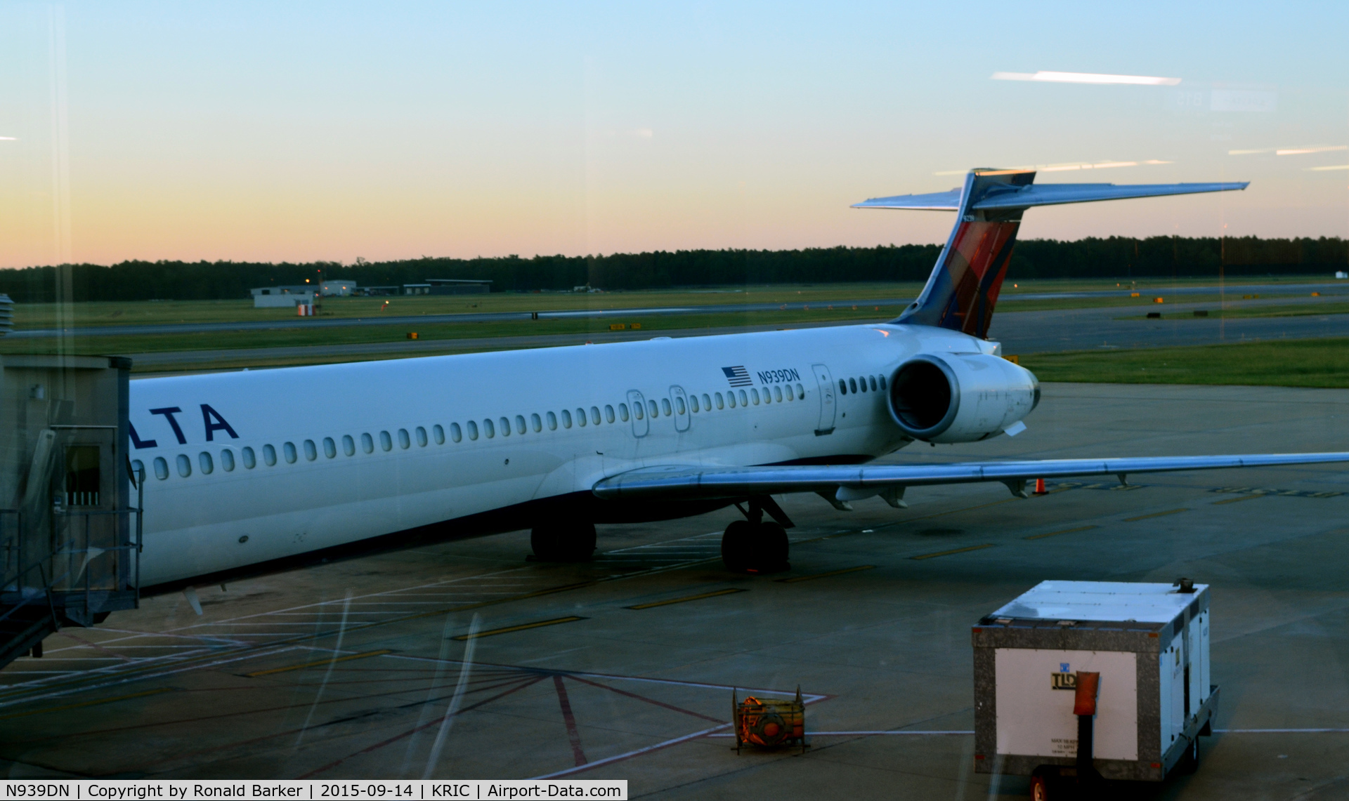 N939DN, 1996 McDonnell Douglas MD-90-30 C/N 53356, At the gate Richmond