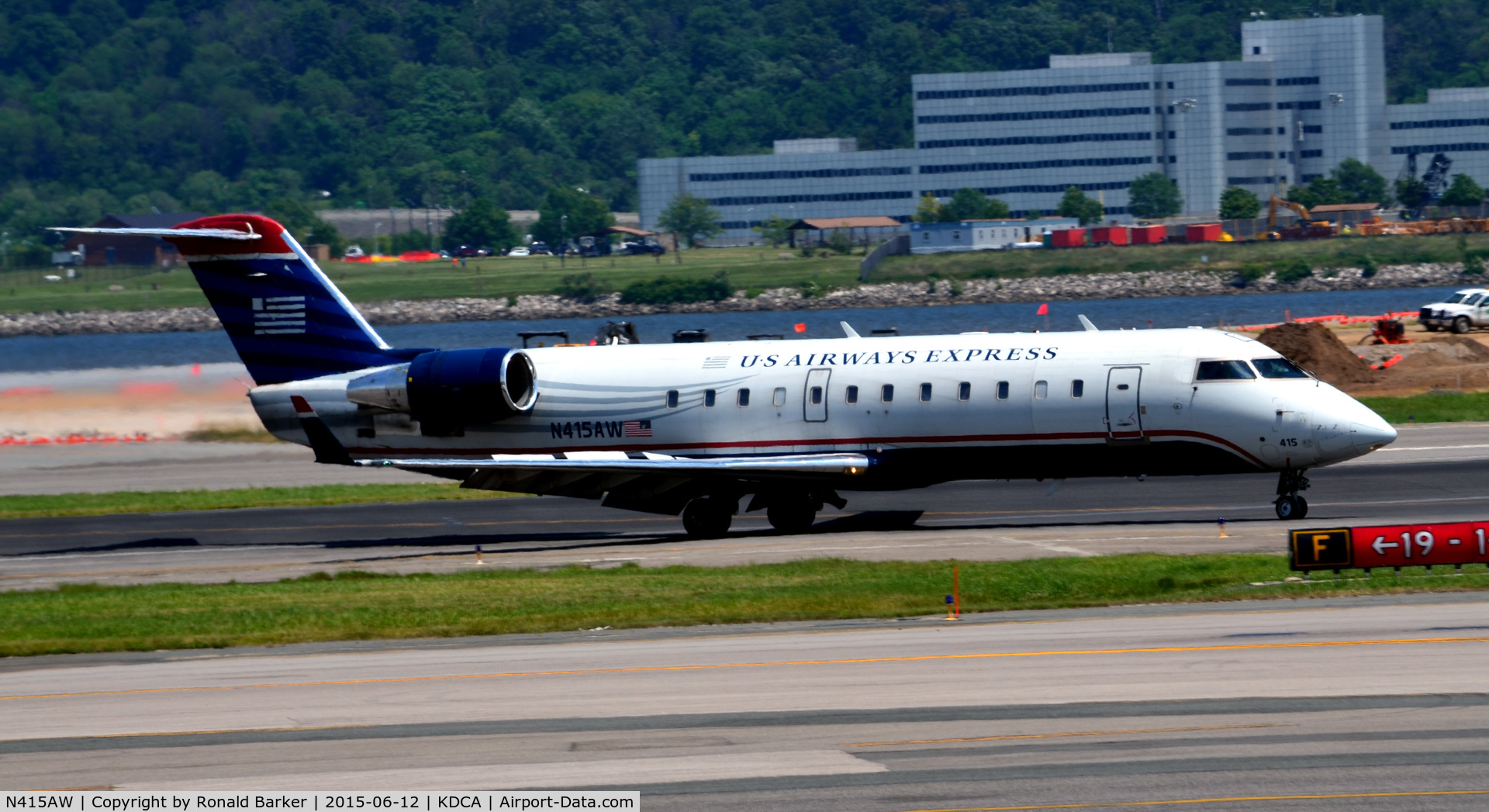 N415AW, 2001 Bombardier CRJ-200LR (CL-600-2B19) C/N 7593, Landing National