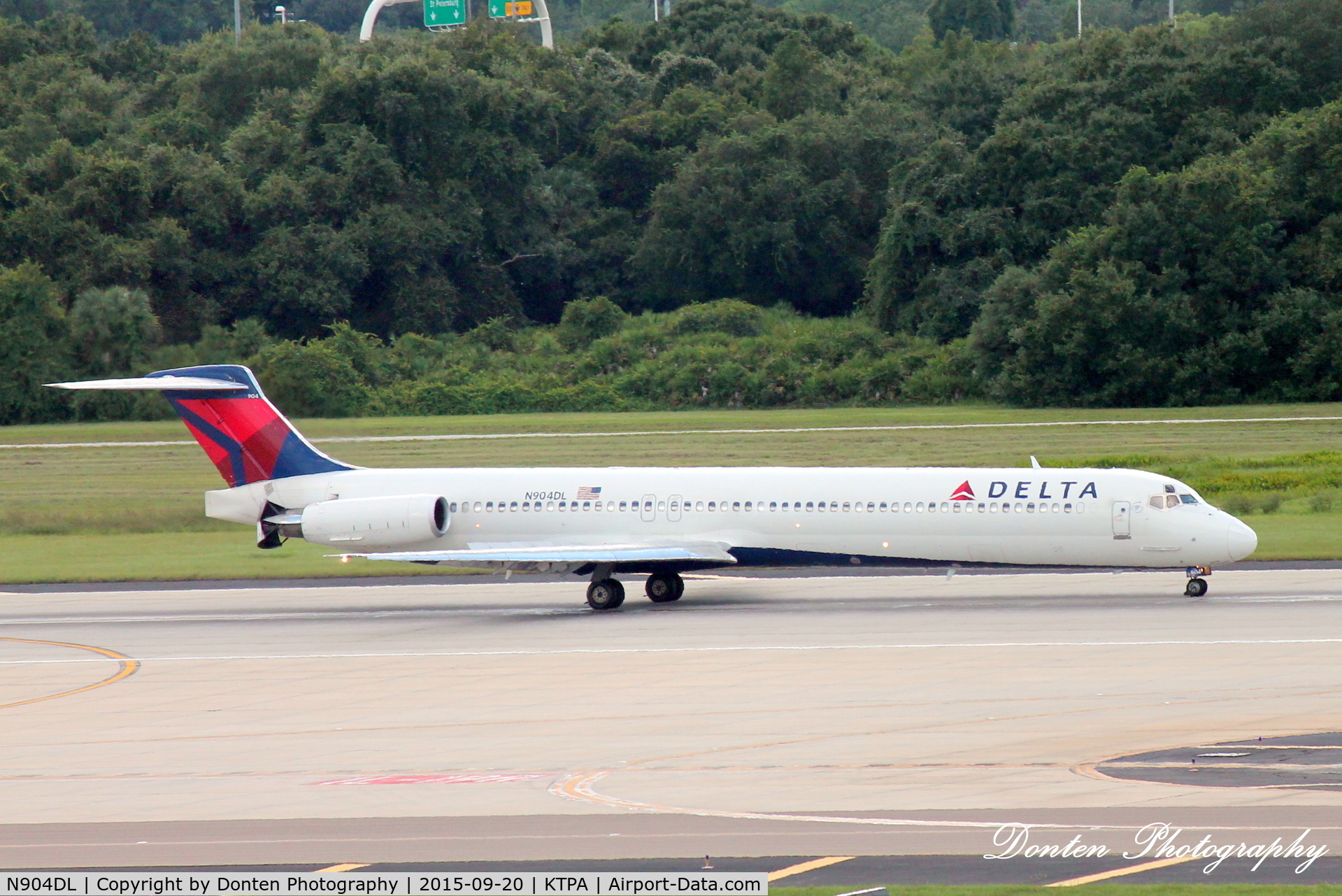 N904DL, 1987 McDonnell Douglas MD-88 C/N 49535, Delta Flight 950 (N904DL) arrives at Tampa International Airport following flight from Hartsfield-Jackson Atlanta International Airport