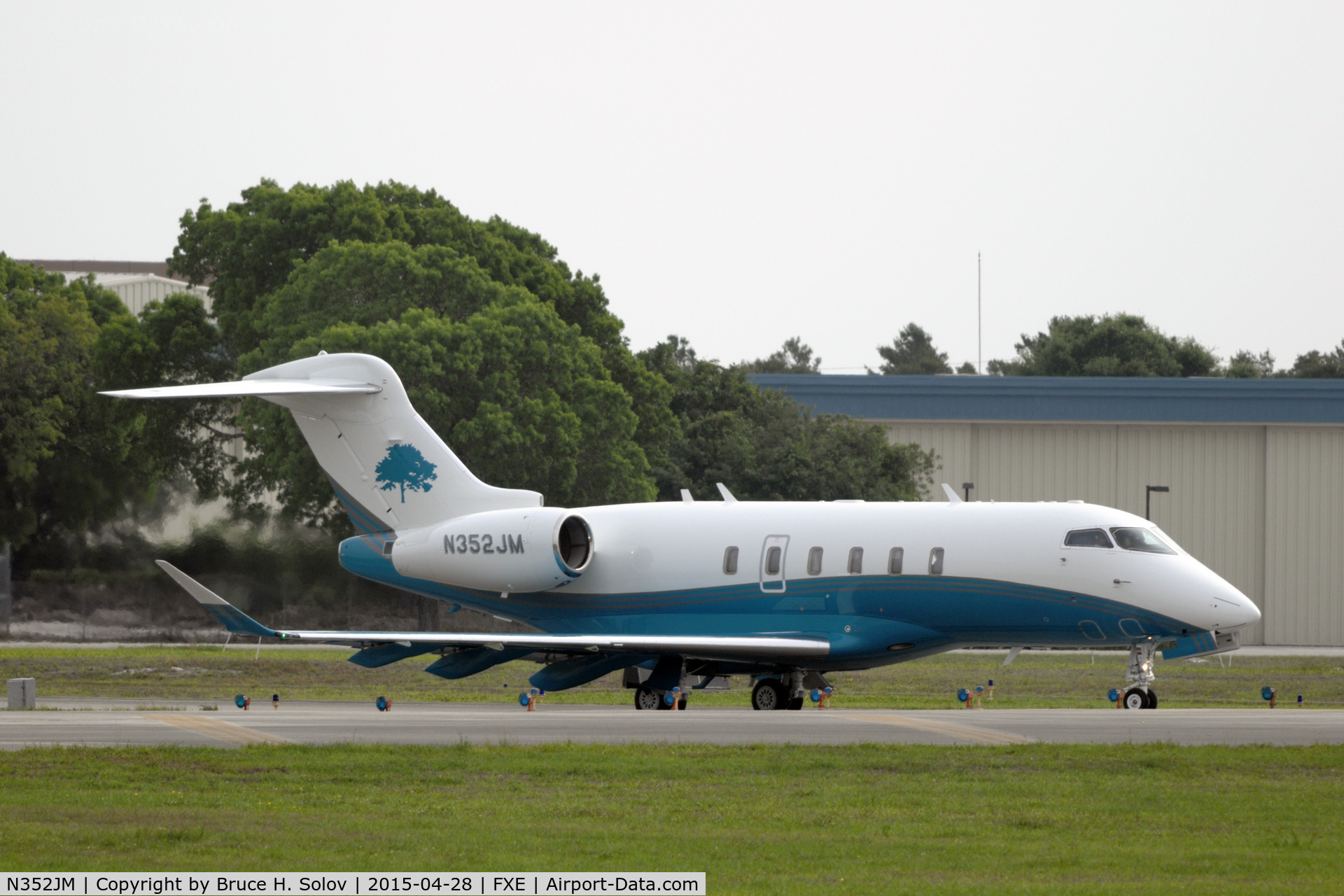 N352JM, 2014 Bombardier Challenger 350 (BD-100-1A10) C/N 20522, Taxiing to runway 9 for departure.