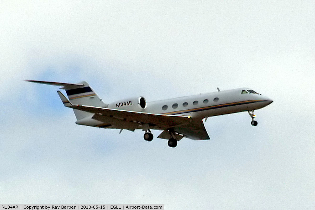 N104AR, 1998 Gulfstream Aerospace G-IV C/N 1346, Gulfstream G4/SP [1346] Home~G 15/05/2010. On approach 27L.