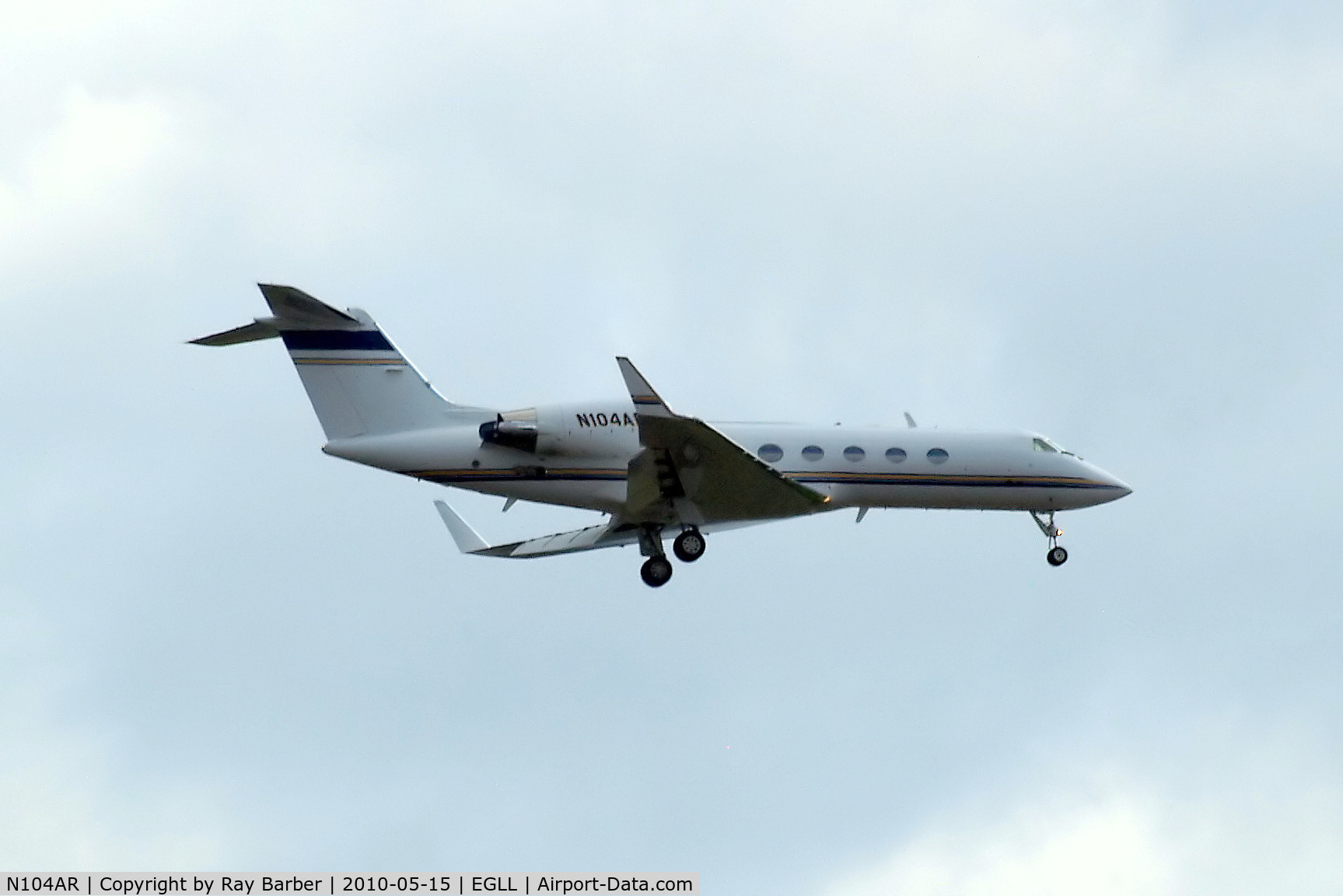 N104AR, 1998 Gulfstream Aerospace G-IV C/N 1346, Gulfstream G4/SP [1346] Home~G 15/05/2010. On approach 27L.