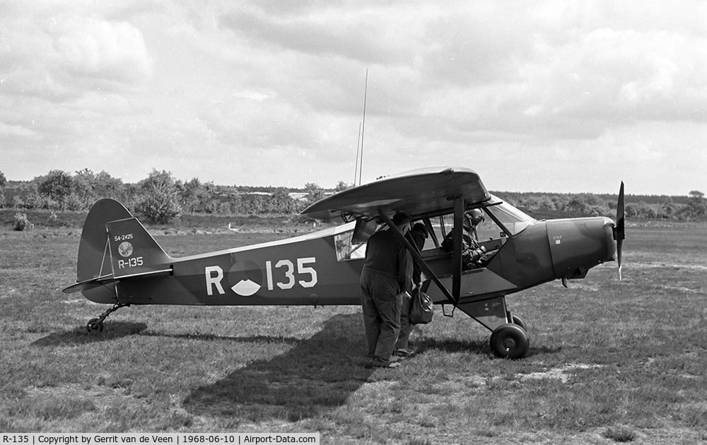 R-135, 1953 Piper L-21B Super Cub (PA-18-135) C/N 18-3825, this observer sitting in the backseat of the 54-2425 gets a helping hand Ermelo NL LAS 298Sq badge