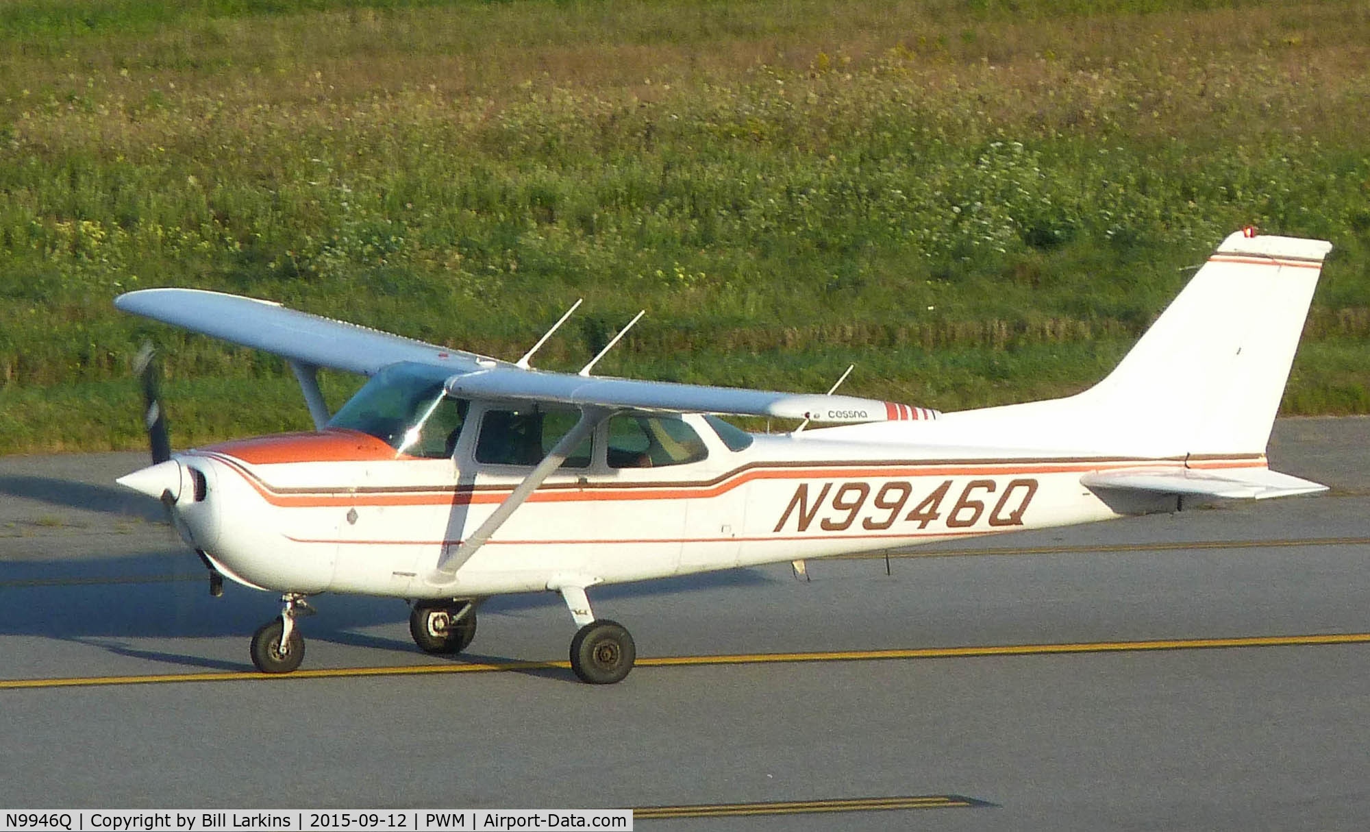N9946Q, 1975 Cessna 172M C/N 17265890, Taxi to parking.
