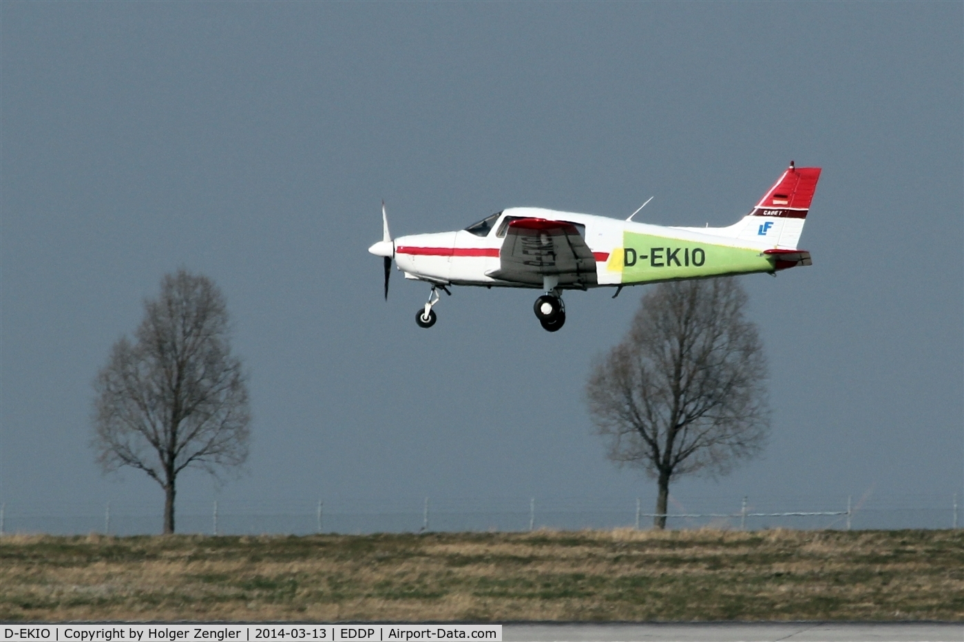 D-EKIO, Piper PA-28-161 Cadet C/N 28-41171, Low approach on rwy 26R....