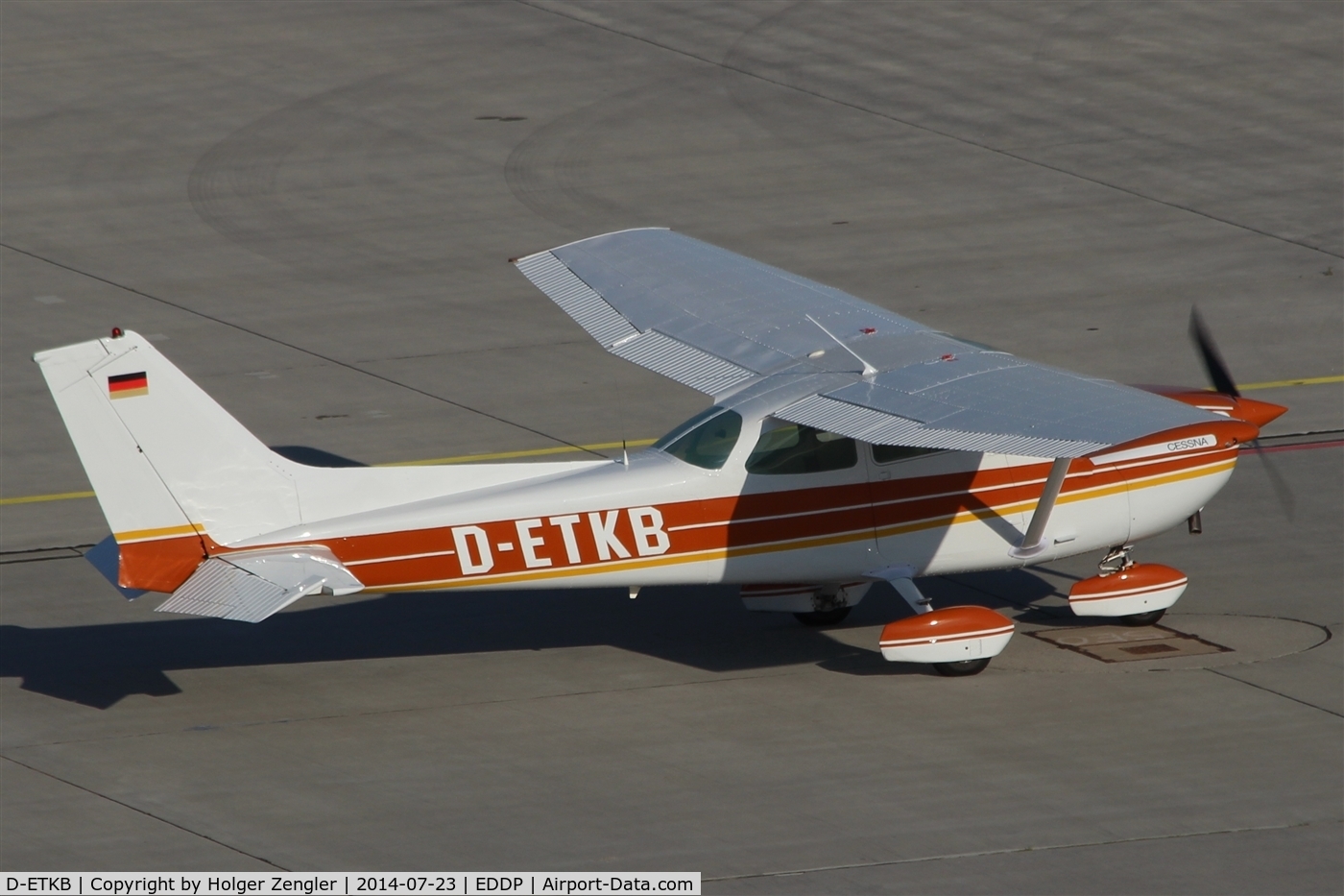 D-ETKB, Cessna 172S C/N 172-70102, Beautiful elder lady.....