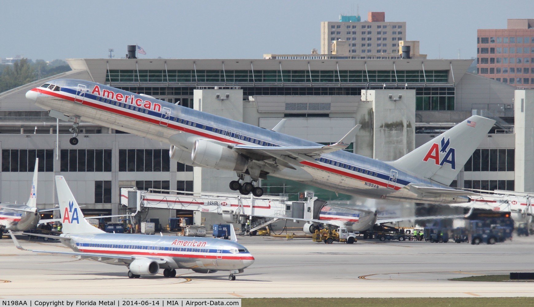 N198AA, 2001 Boeing 757-223 C/N 32392, American 757