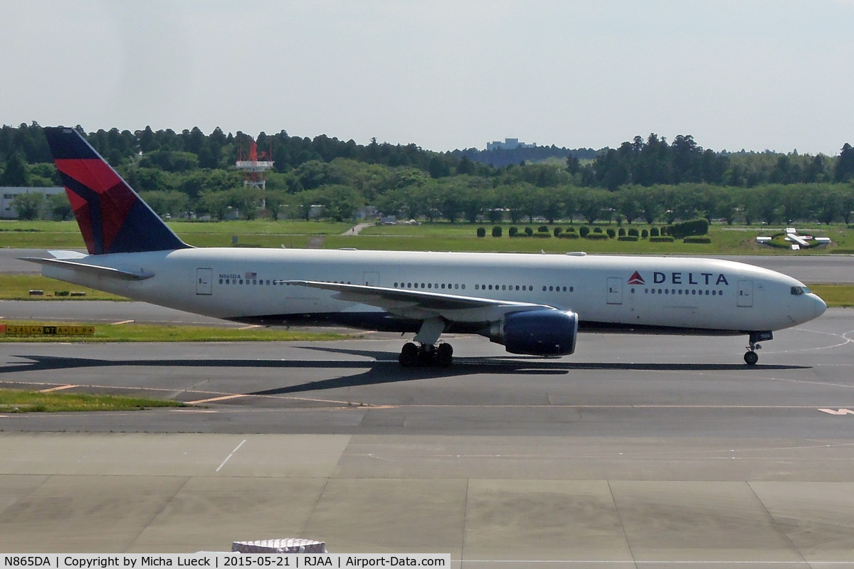 N865DA, 1999 Boeing 777-232 C/N 29737, At Narita