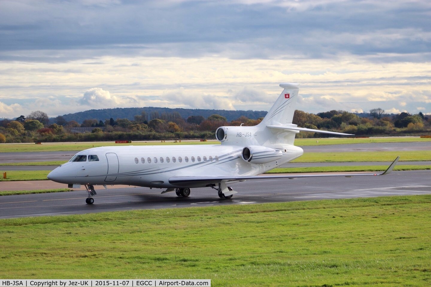 HB-JSA, 2012 Dassault Falcon 7X C/N 161, taxi-in from runway 23r, to Landmark Aviation