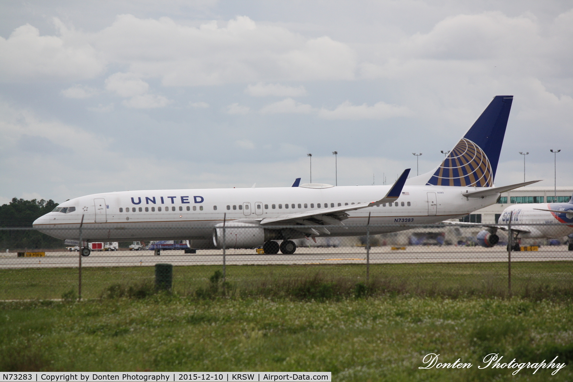 N73283, 2004 Boeing 737-824 C/N 31606, United Flight 174 (N73283) arrives at Southwest Florida International Airport following flight from Newark-Liberty International Airport