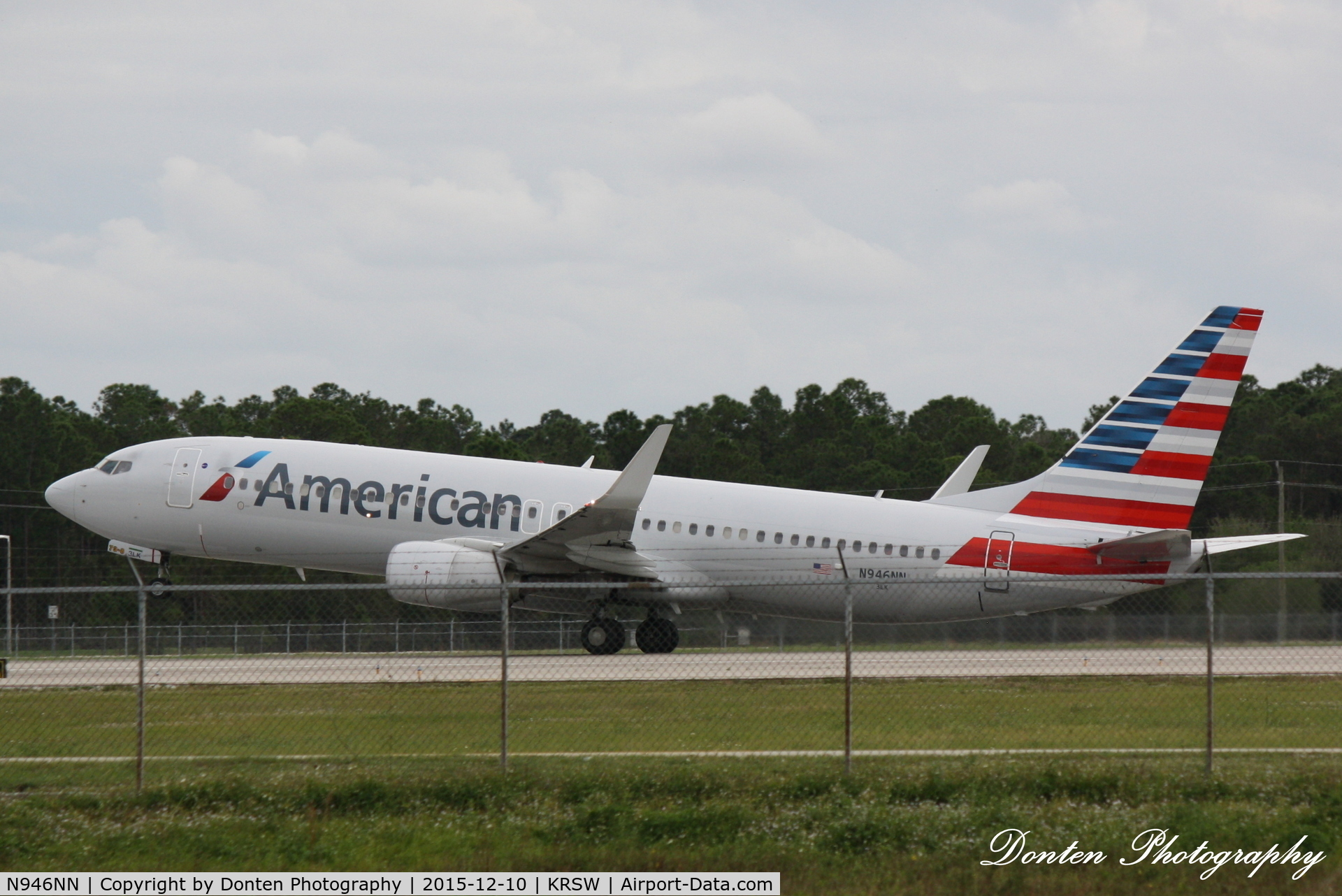 N946NN, 2014 Boeing 737-823 C/N 33234, American Flight 1477 (N946NN) departs Southwest Florida International Airport enroute to Chicago-O'Hare International Airport