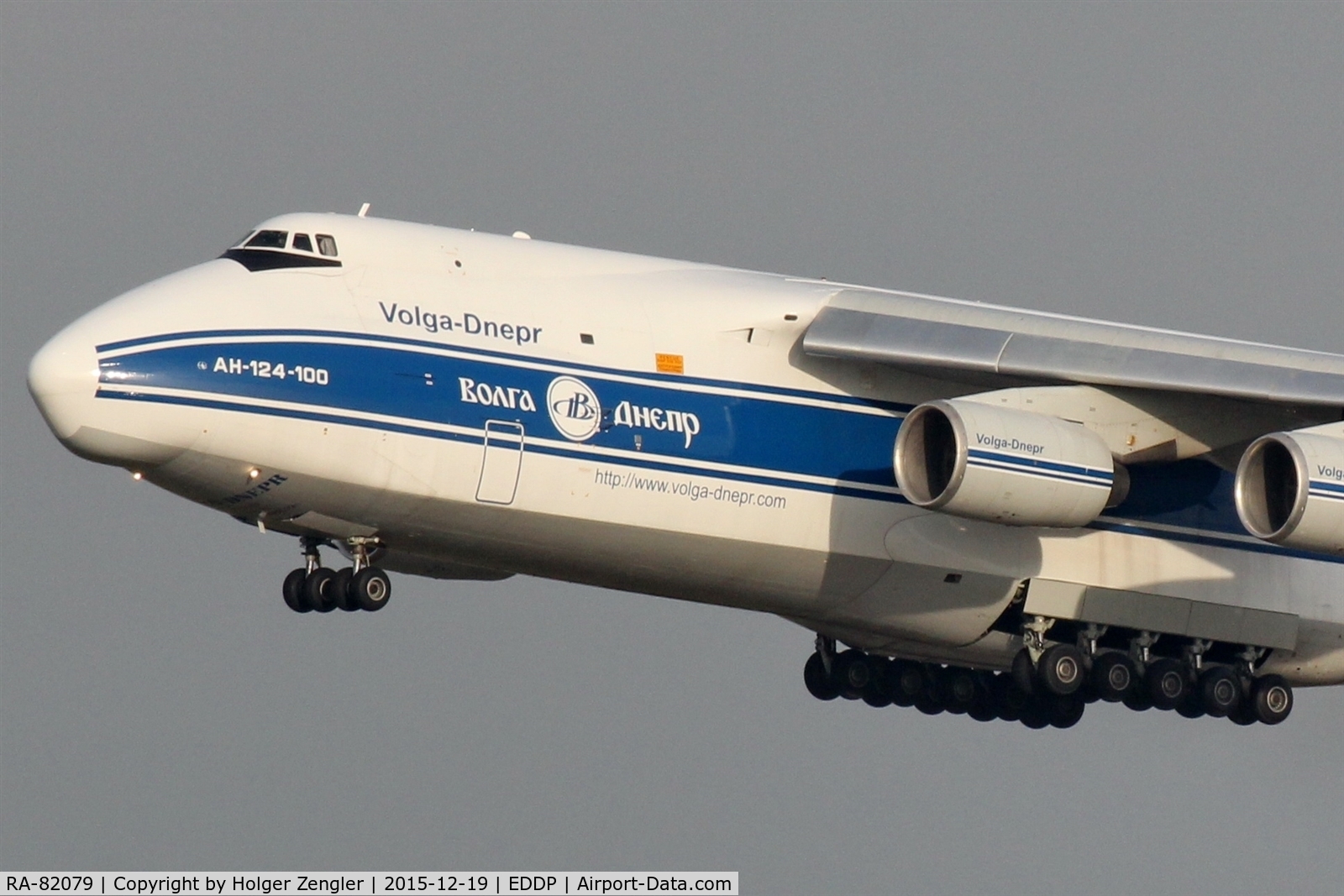 RA-82079, 2000 Antonov An-124-100 Ruslan C/N 9773052062157/0801, Close-up of a departing big baby....
