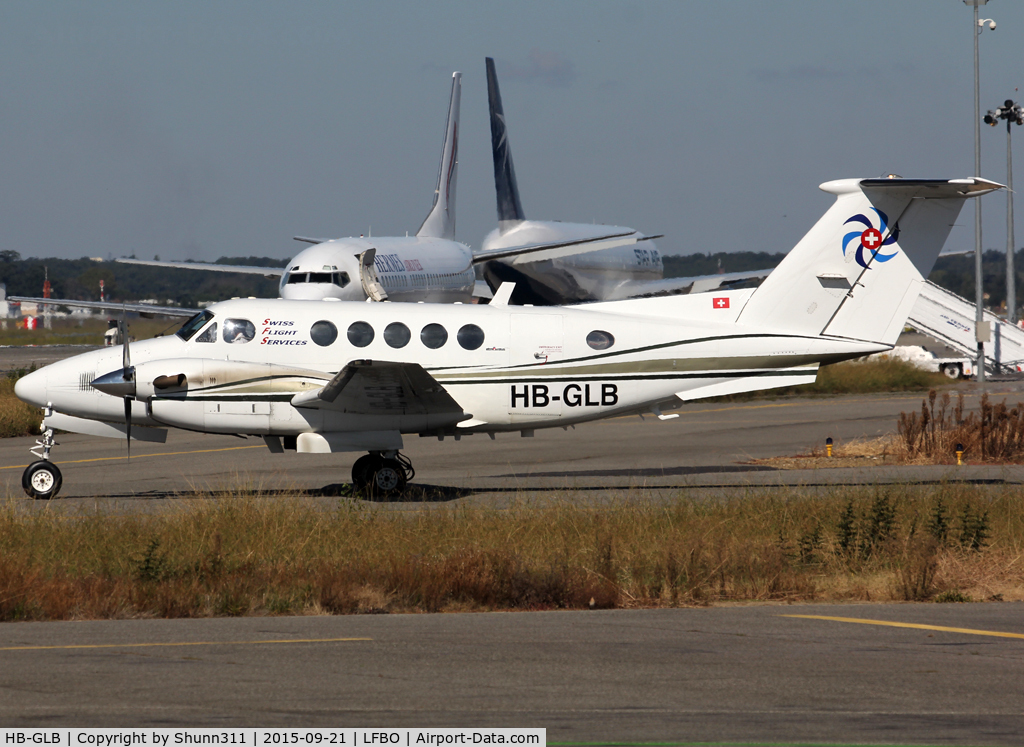 HB-GLB, 1981 Beech B200 King Air C/N BB-879, Taxiing holding point rwy 32R for departure...