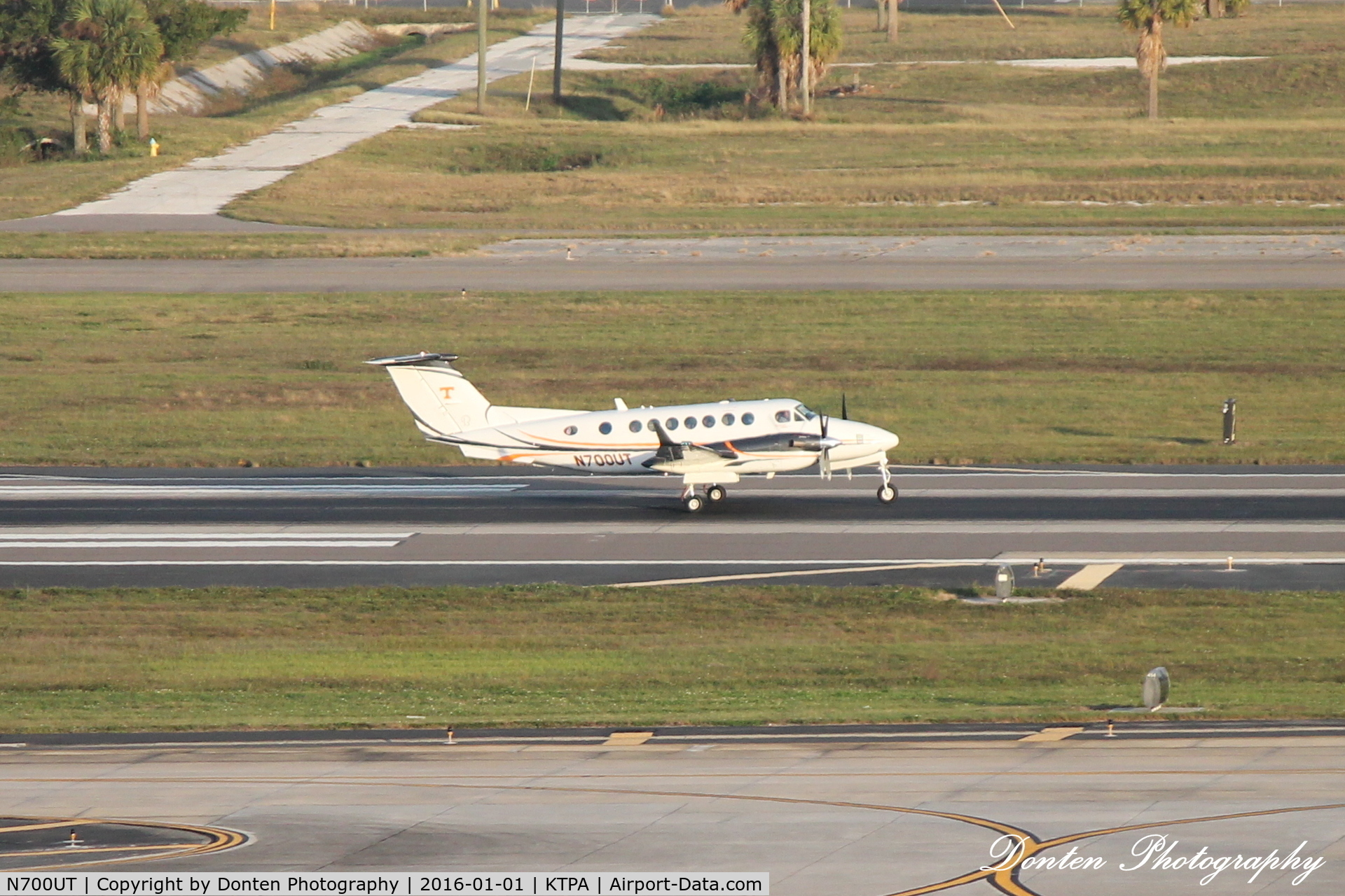 N700UT, 2011 Hawker Beechcraft 350i King Air (B300) C/N FL-749, Beechcraft Super King Air 350 (N700UT) departs Tampa International Airport enroute to Rock Hill Airport