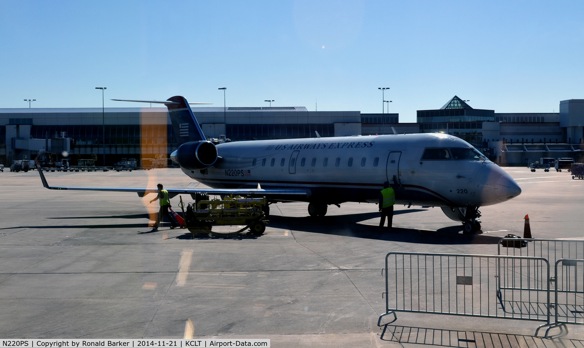 N220PS, Bombardier CRJ-200ER (CL-600-2B19) C/N 7887, At the gate CLT