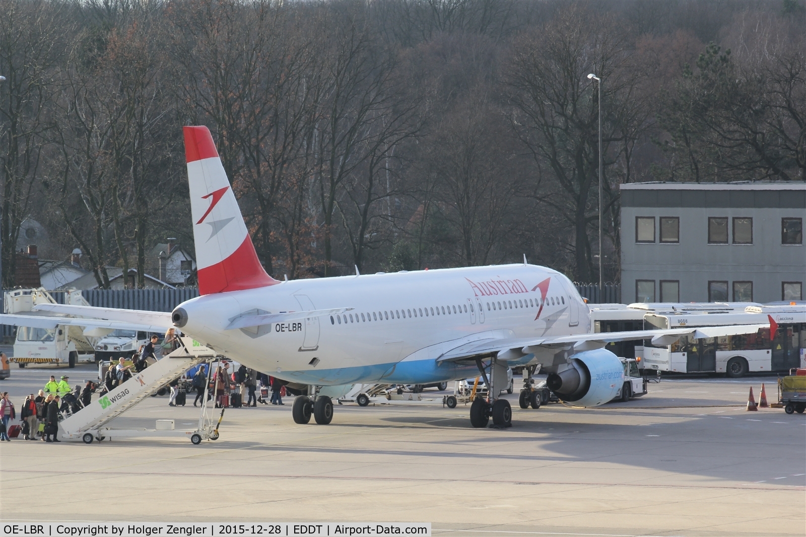 OE-LBR, 2000 Airbus A320-214 C/N 1150, Boarding time for a short jump to VIE....