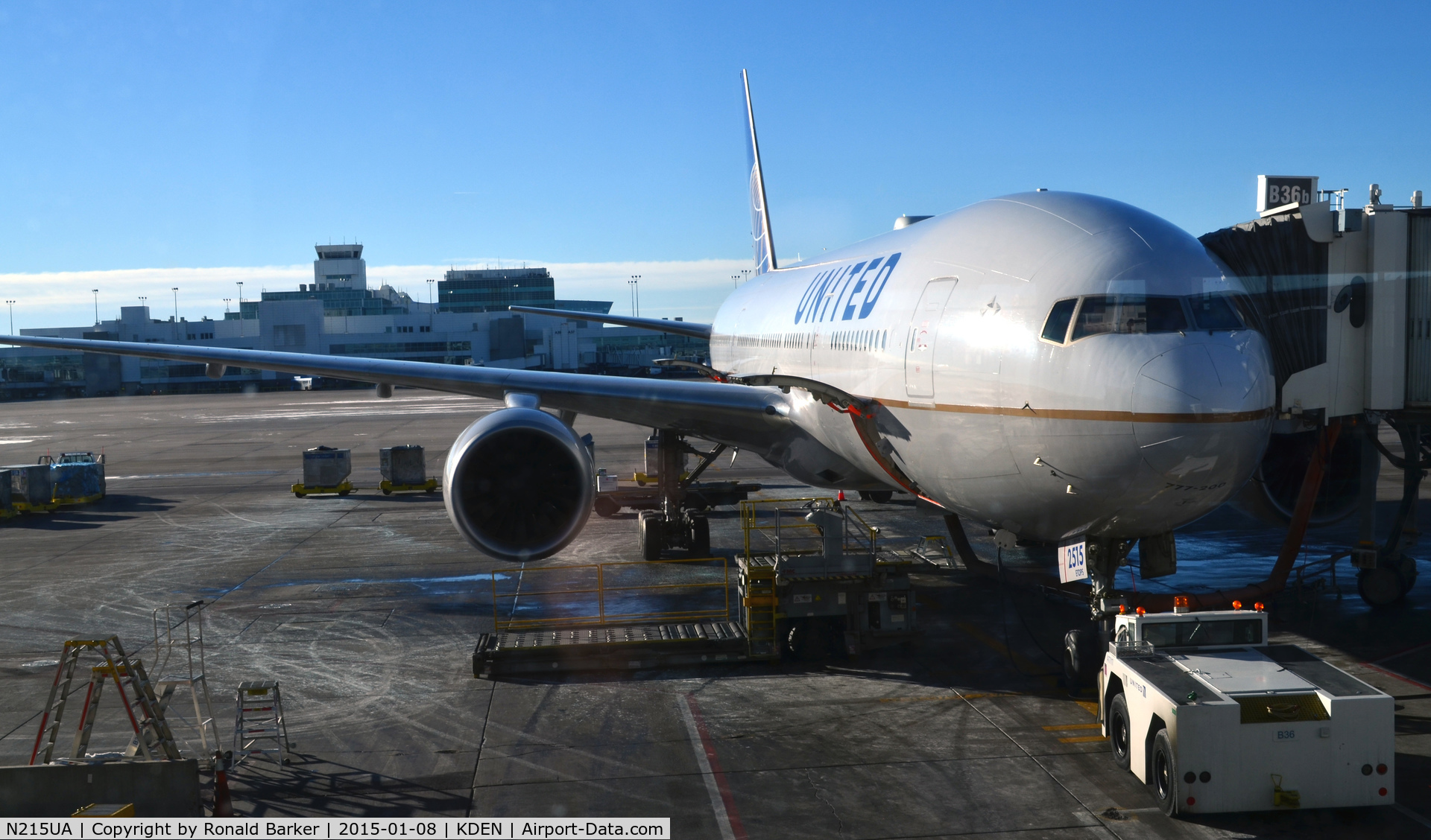 N215UA, 2000 Boeing 777-222 C/N 30221, Gate B36 Denver