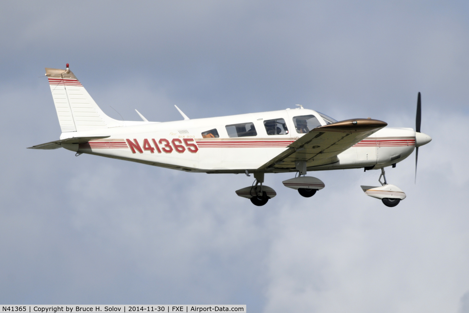 N41365, 1974 Piper PA-32-300 Cherokee Six C/N 32-7440086, On approach to FXE
