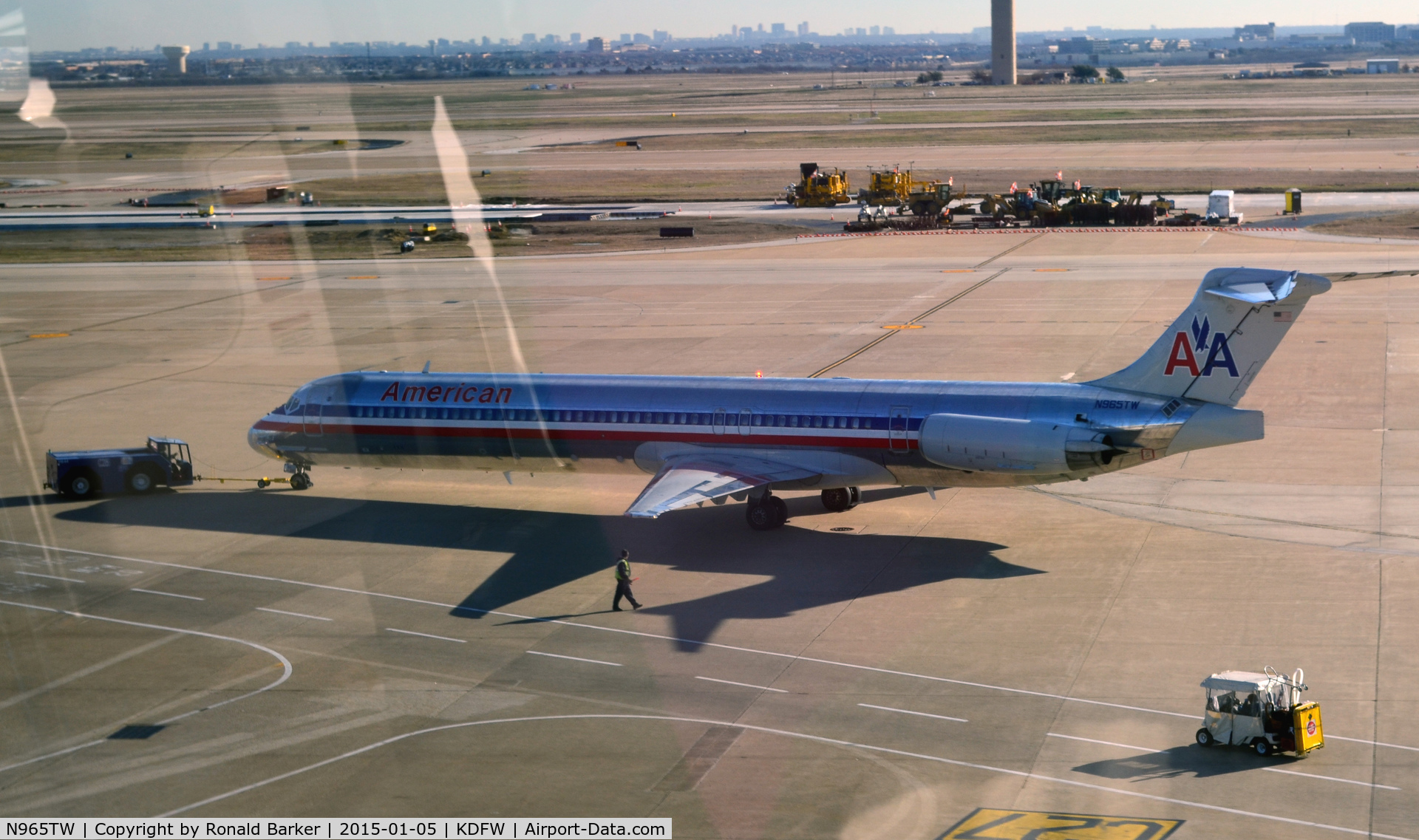 N965TW, 1999 McDonnell Douglas MD-83 (DC-9-83) C/N 53615, Pushback DFW