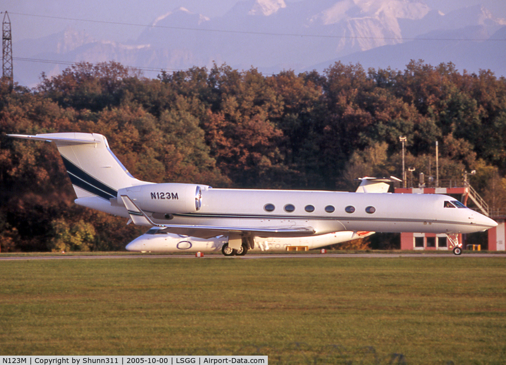 N123M, 2002 Gulfstream Aerospace G-V C/N 667, Ready for take off rwy 23