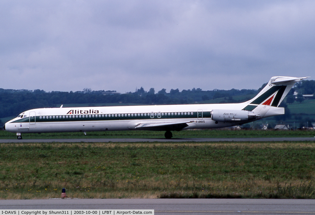 I-DAVS, 1989 McDonnell Douglas MD-82 (DC-9-82) C/N 49551, Landing rwy 02