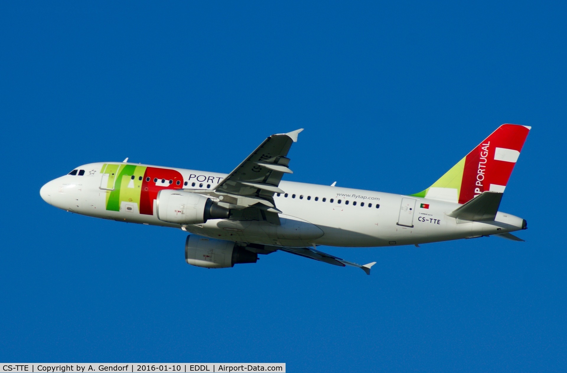 CS-TTE, 1998 Airbus A319-111 C/N 821, TAP Air Portugal, is here climbing out at Düsseldorf Int'l(EDDL)