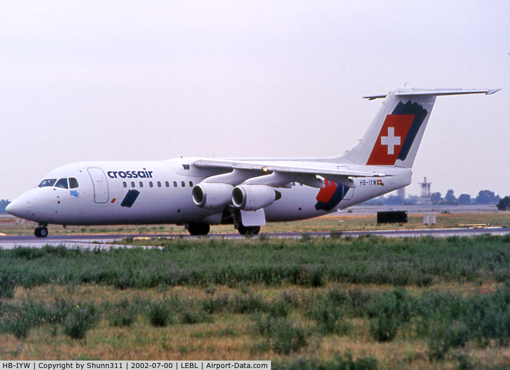 HB-IYW, 1999 British Aerospace Avro 146-RJ100 C/N E3359, Lining up rwy 20 for departure... old c/s